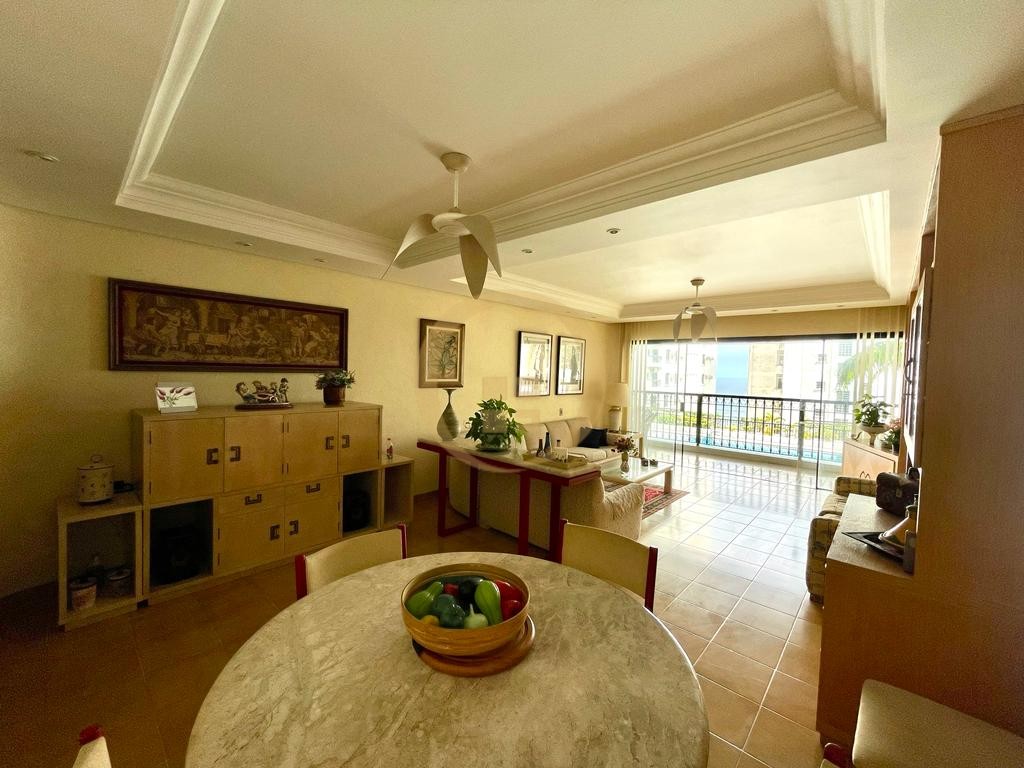 Apartamento na Praia das Pitangueiras, Guarujá - SP