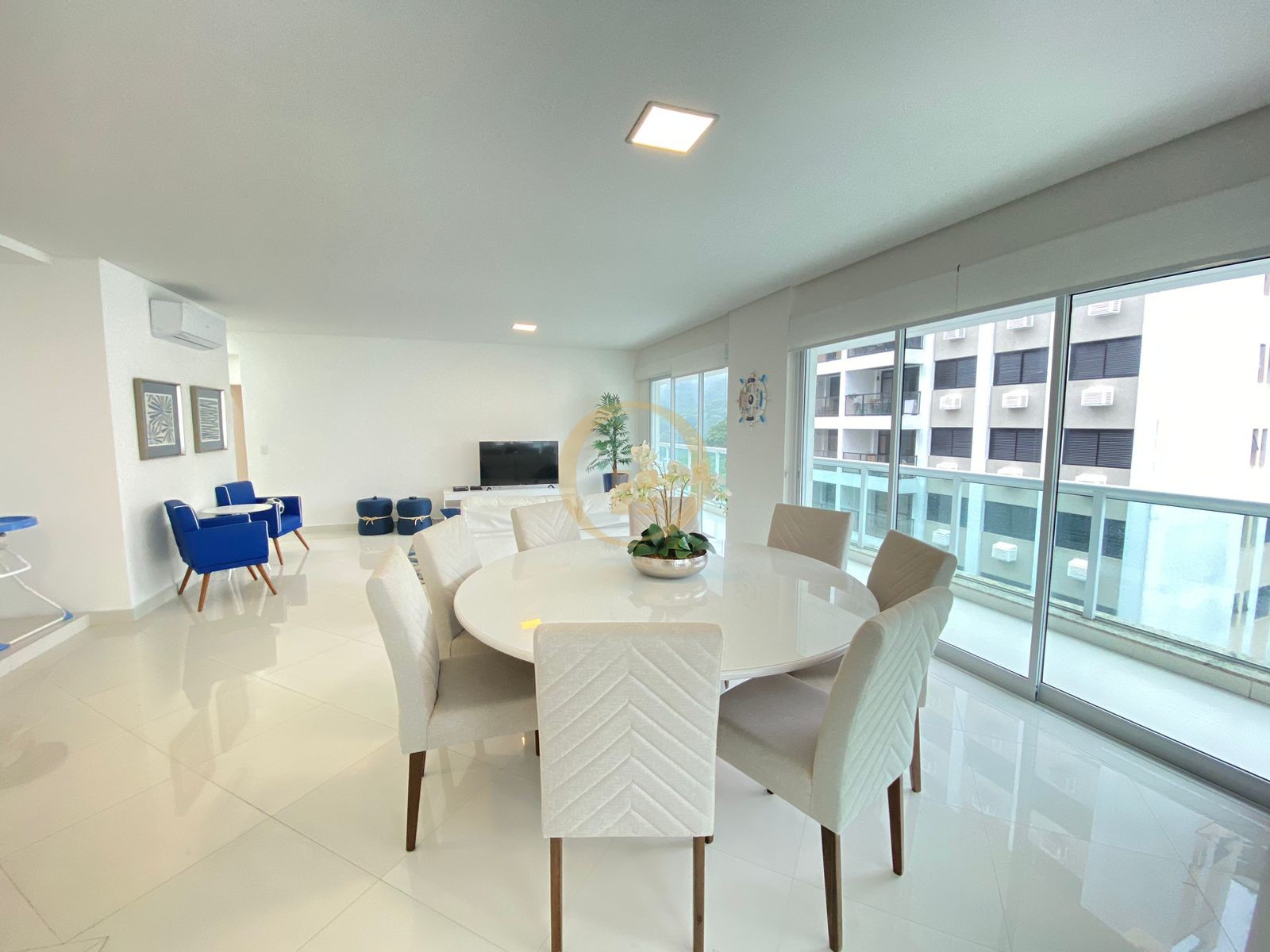 Apartamento na Praia das Pitangueiras, Guarujá - SP