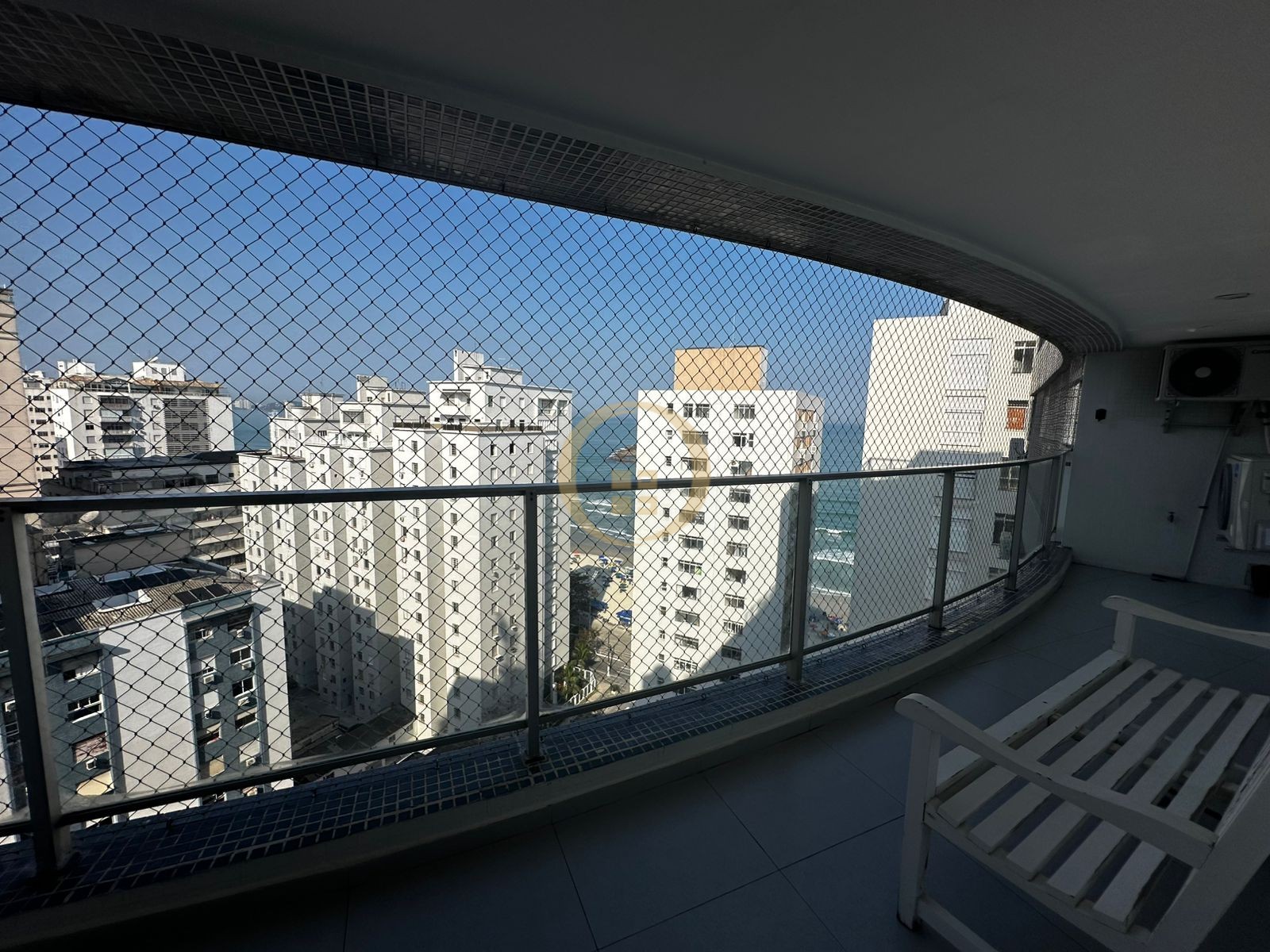 Apartamento na Praia das Pitangueiras, Guarujá - SP