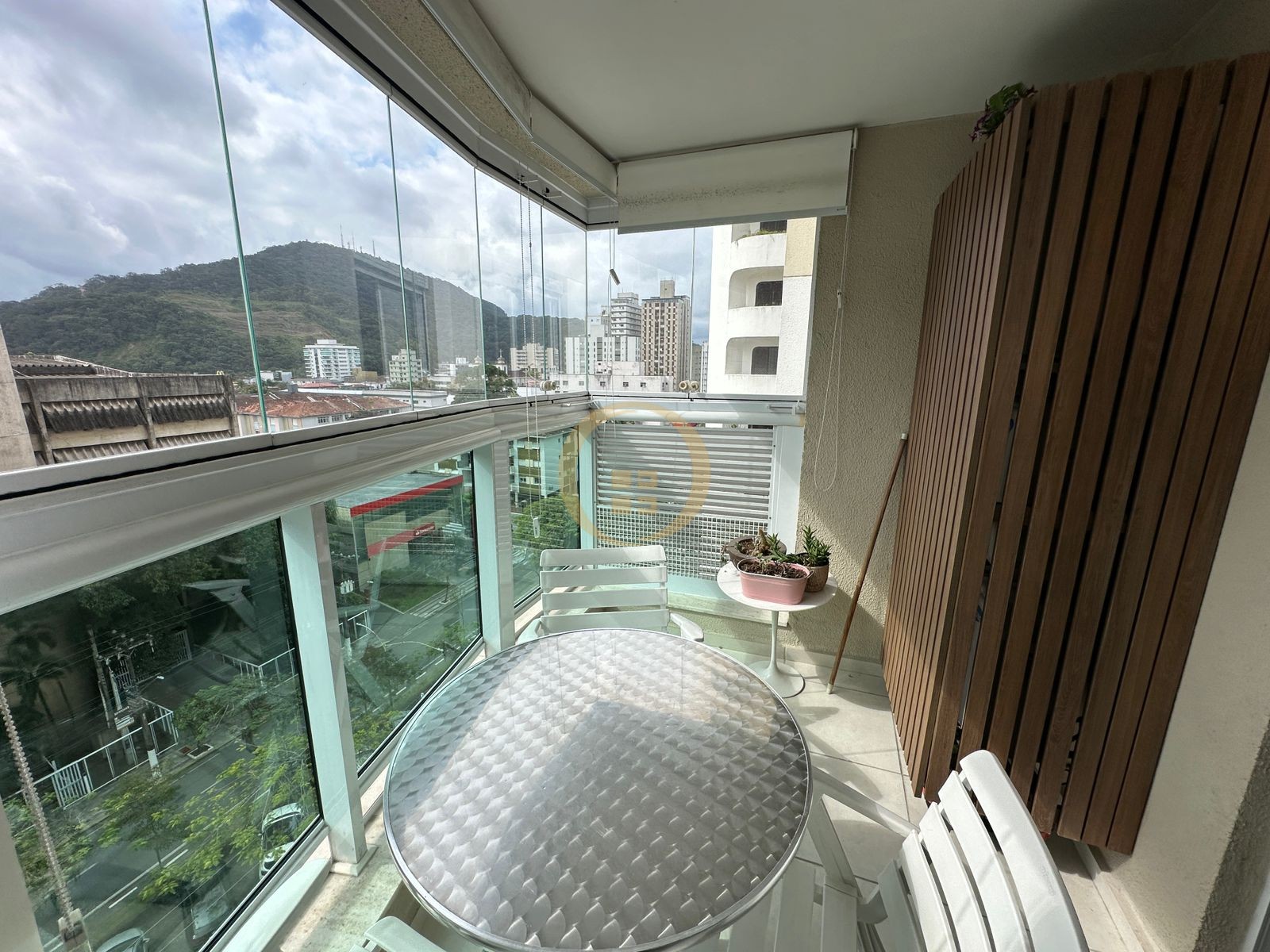 Apartamento na Praia das Pitangueiras, Guarujá - SP