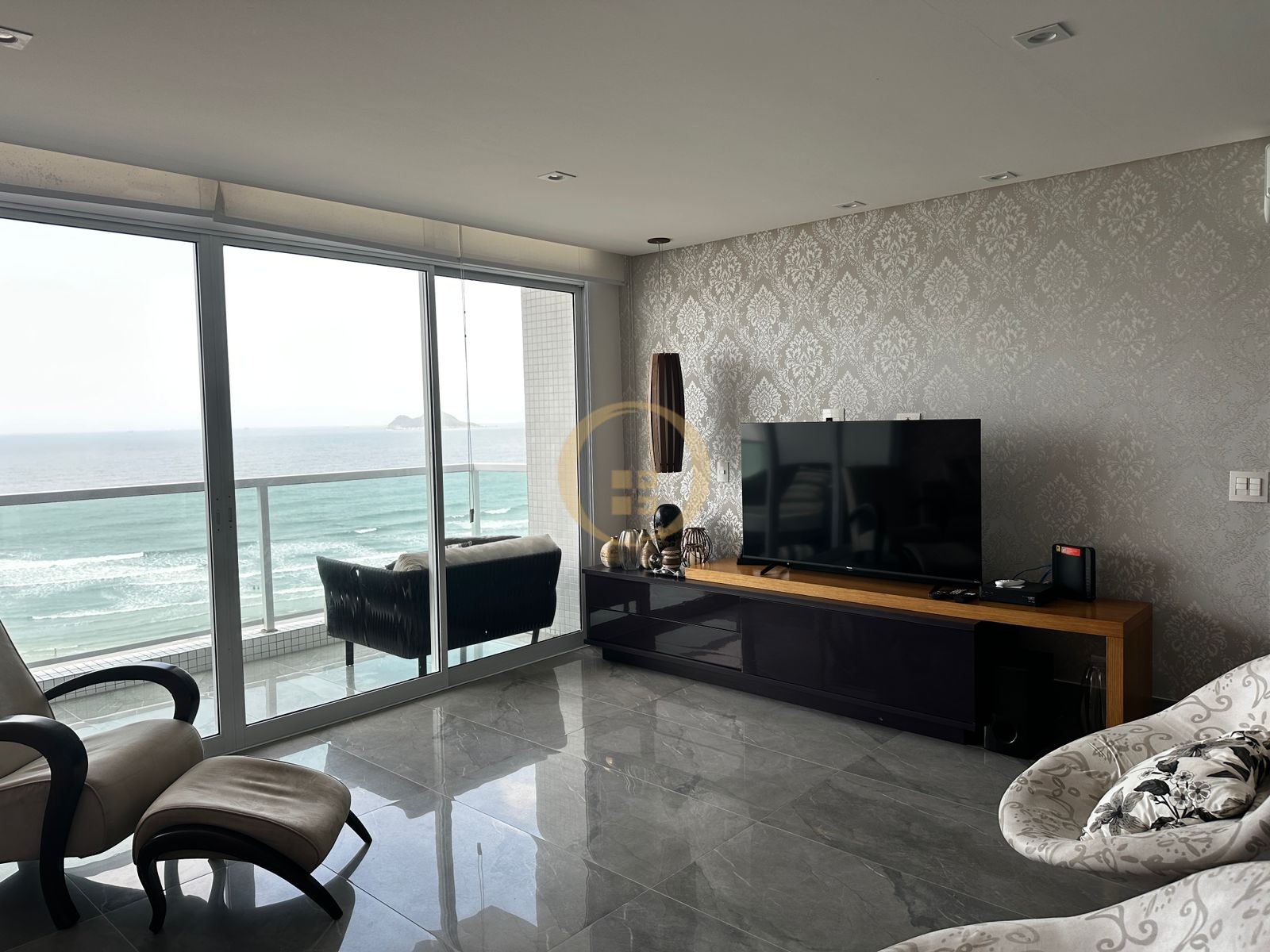 Apartamento Frente ao Mar nas Pitangueiras, Guarujá - SP