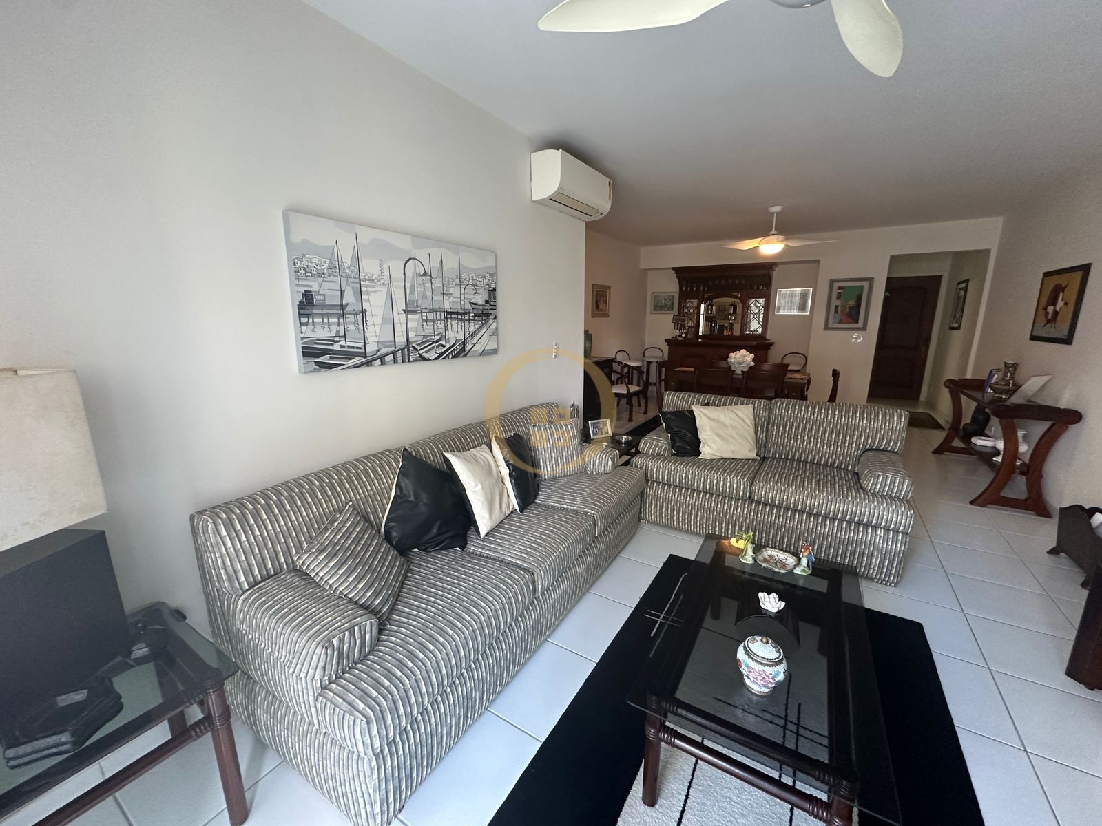 Apartamento na Praia das Pitangueiras, Guarujá - SP
