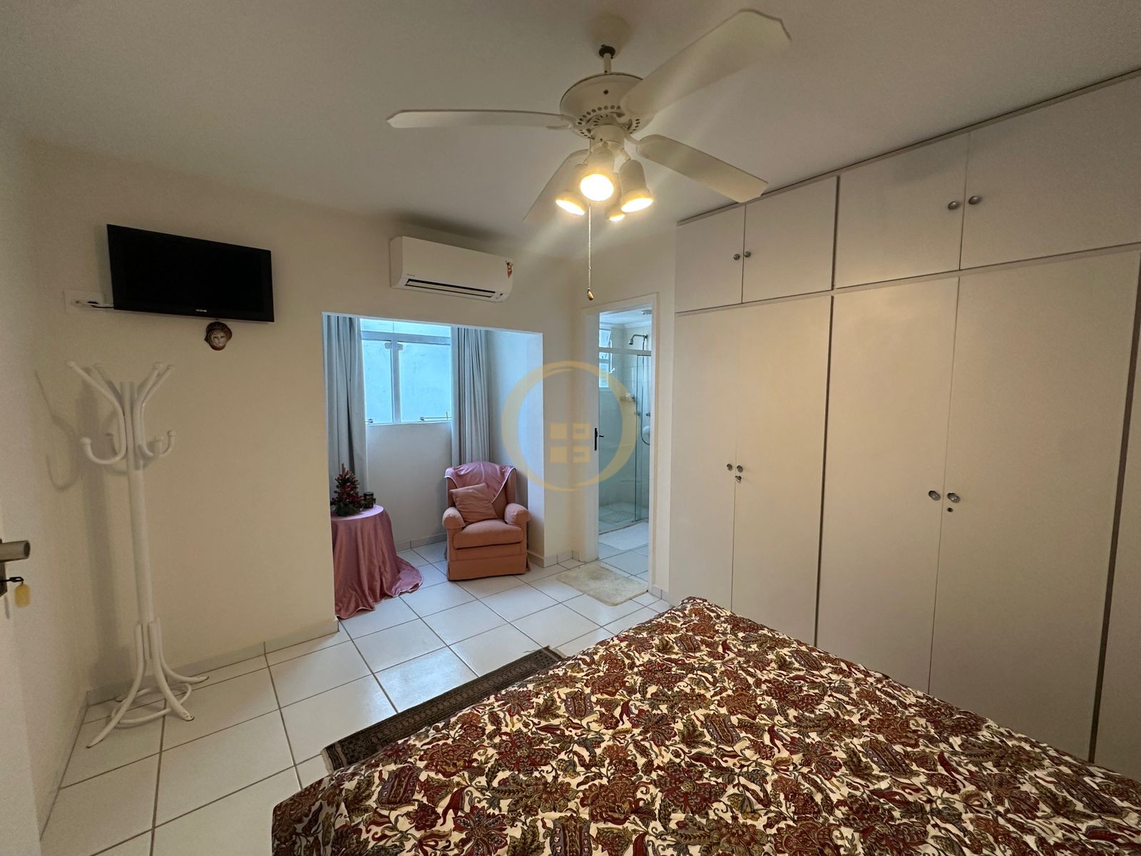 Apartamento na Praia das Pitangueiras, Guarujá - SP