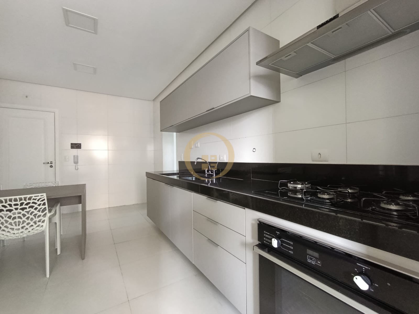 Apartamento na Praia da Enseada, Guarujá - SP