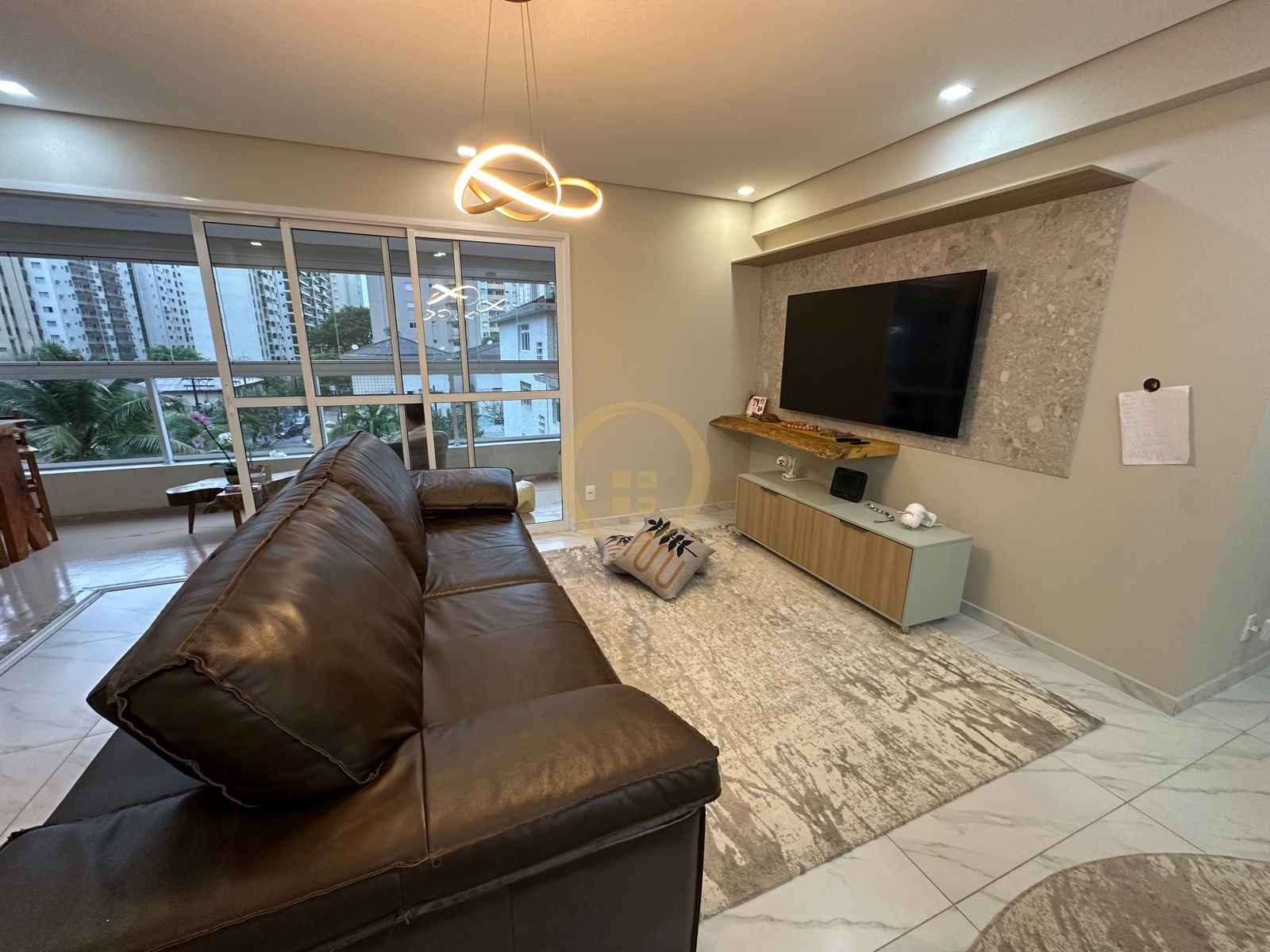 Apartamento na Praia das Pitangueiras, Guarujá - SP