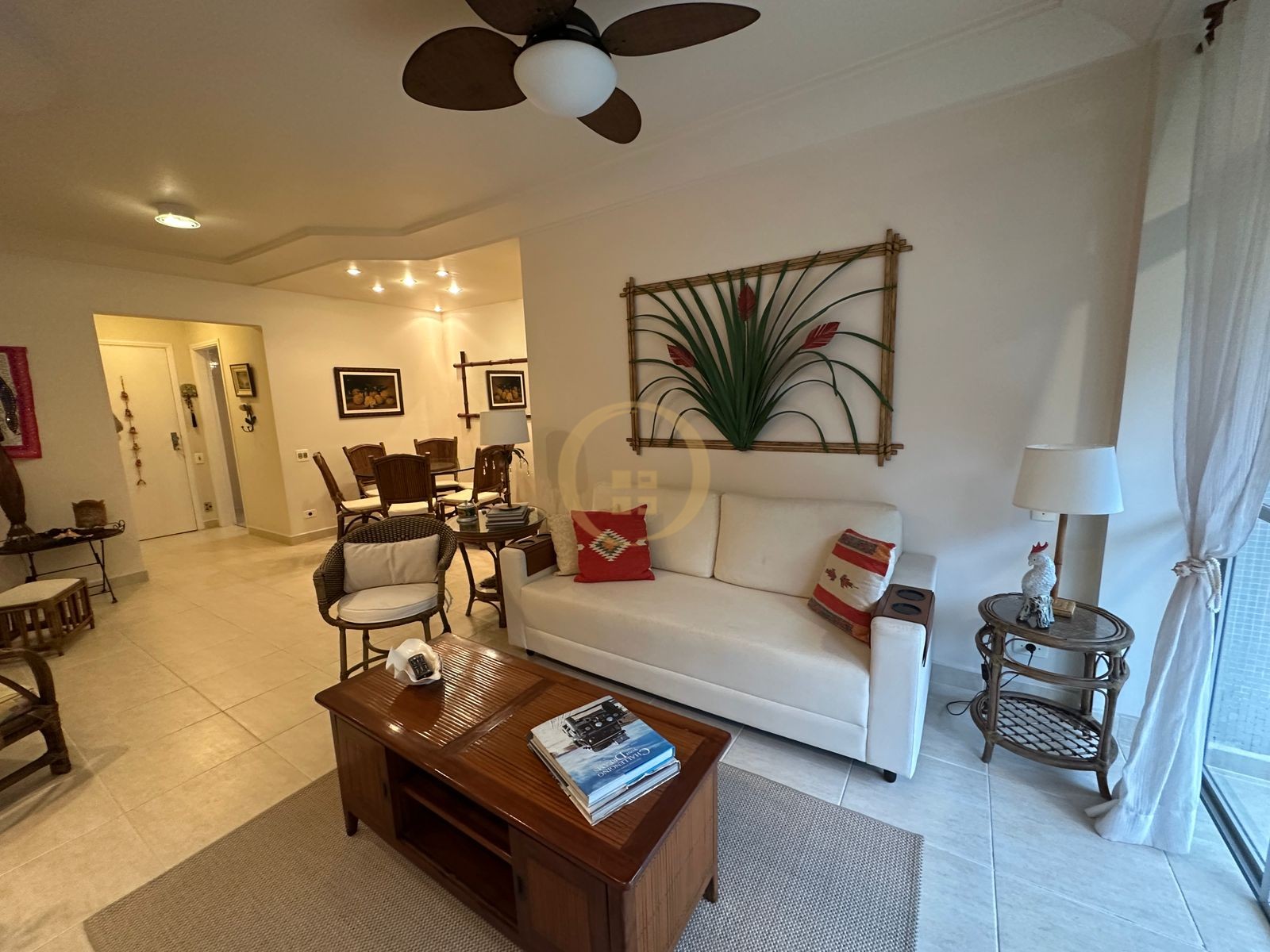 Apartamento na Praia das Pitangueiras, Guarujá - SP