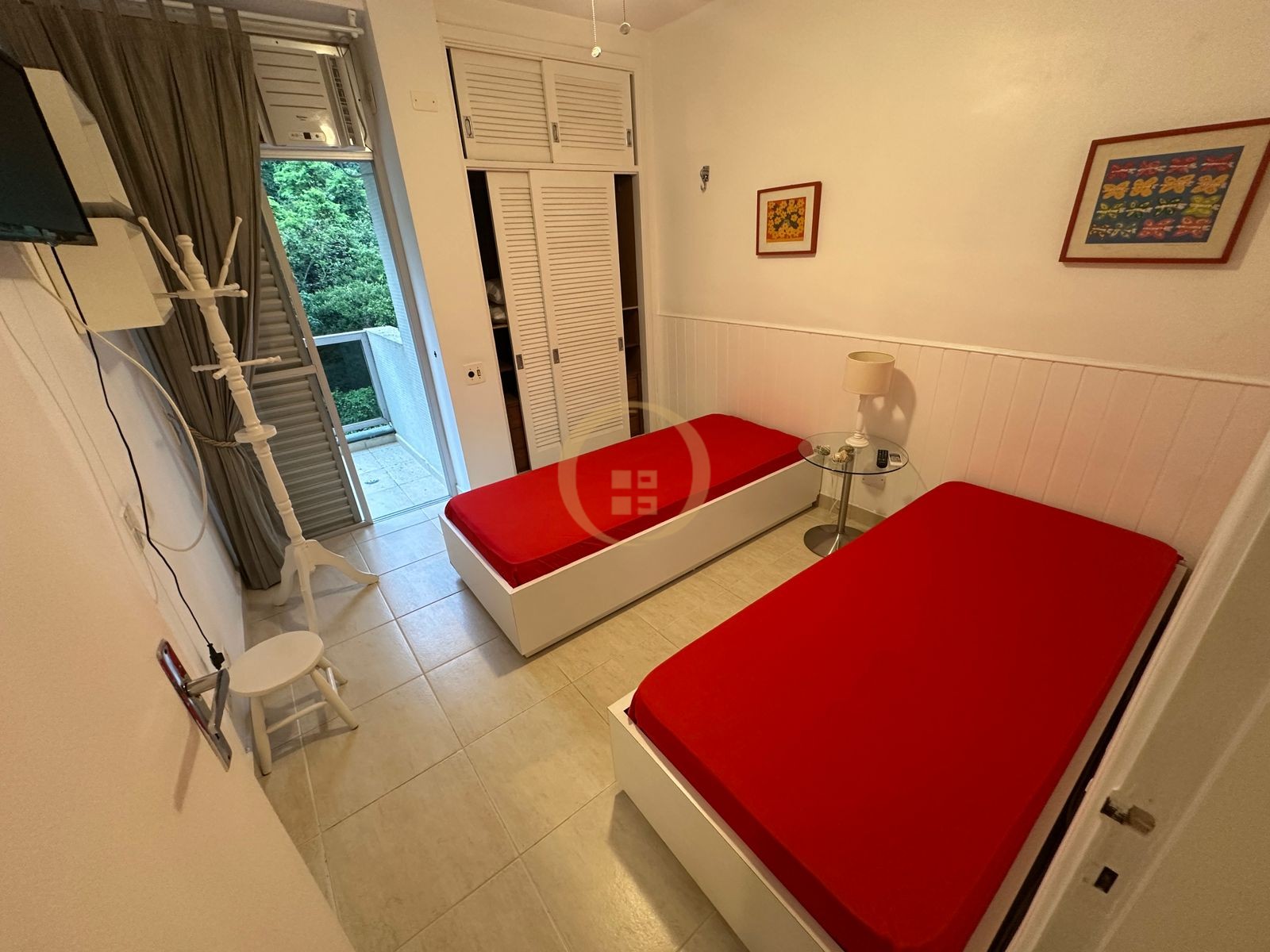 Apartamento na Praia das Pitangueiras, Guarujá - SP