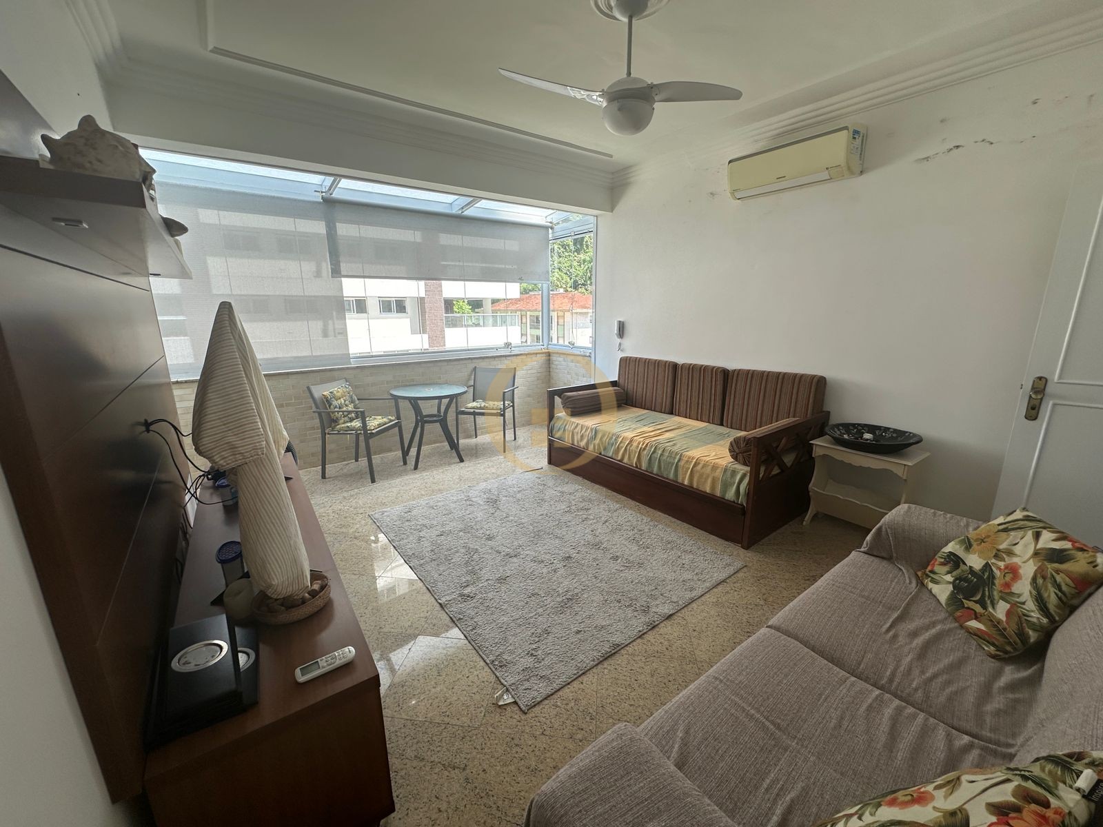 Apartamento na Praia das Pitangueiras, Guarujá - SP
