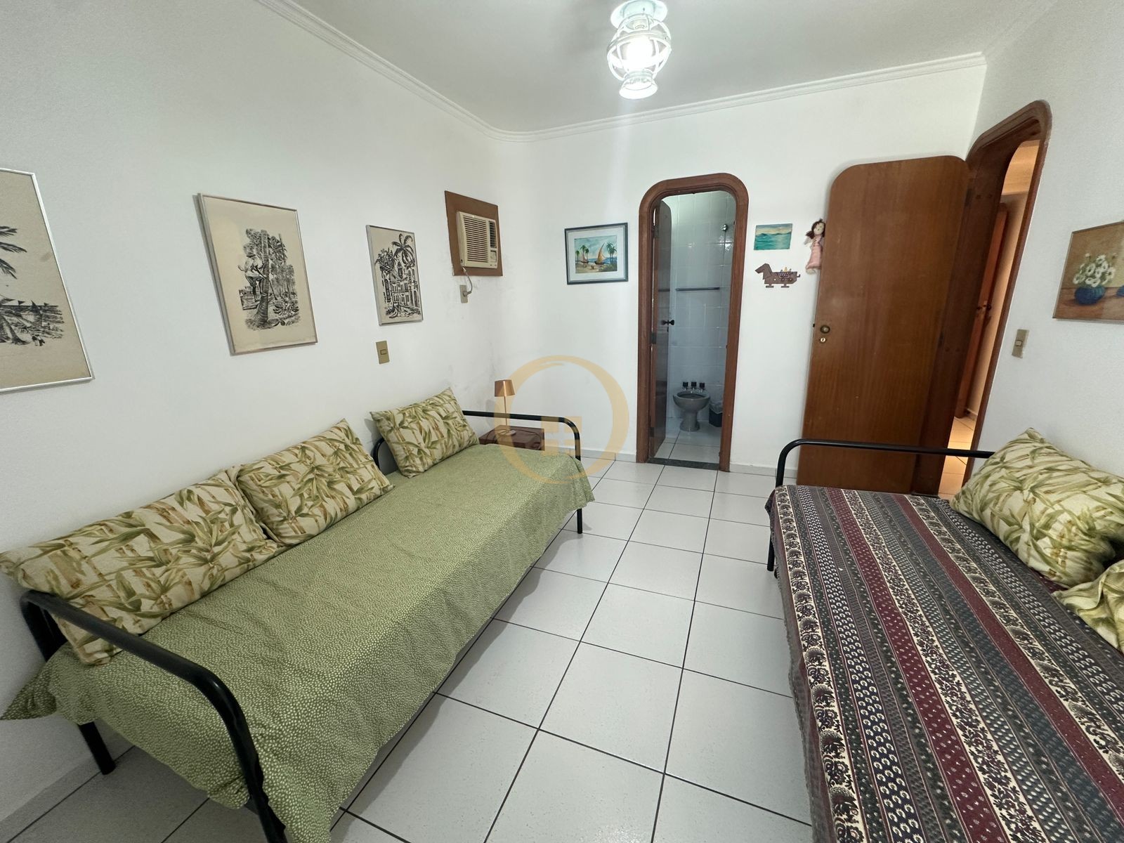 Apartamento na Praia das Pitangueiras, Guarujá - SP