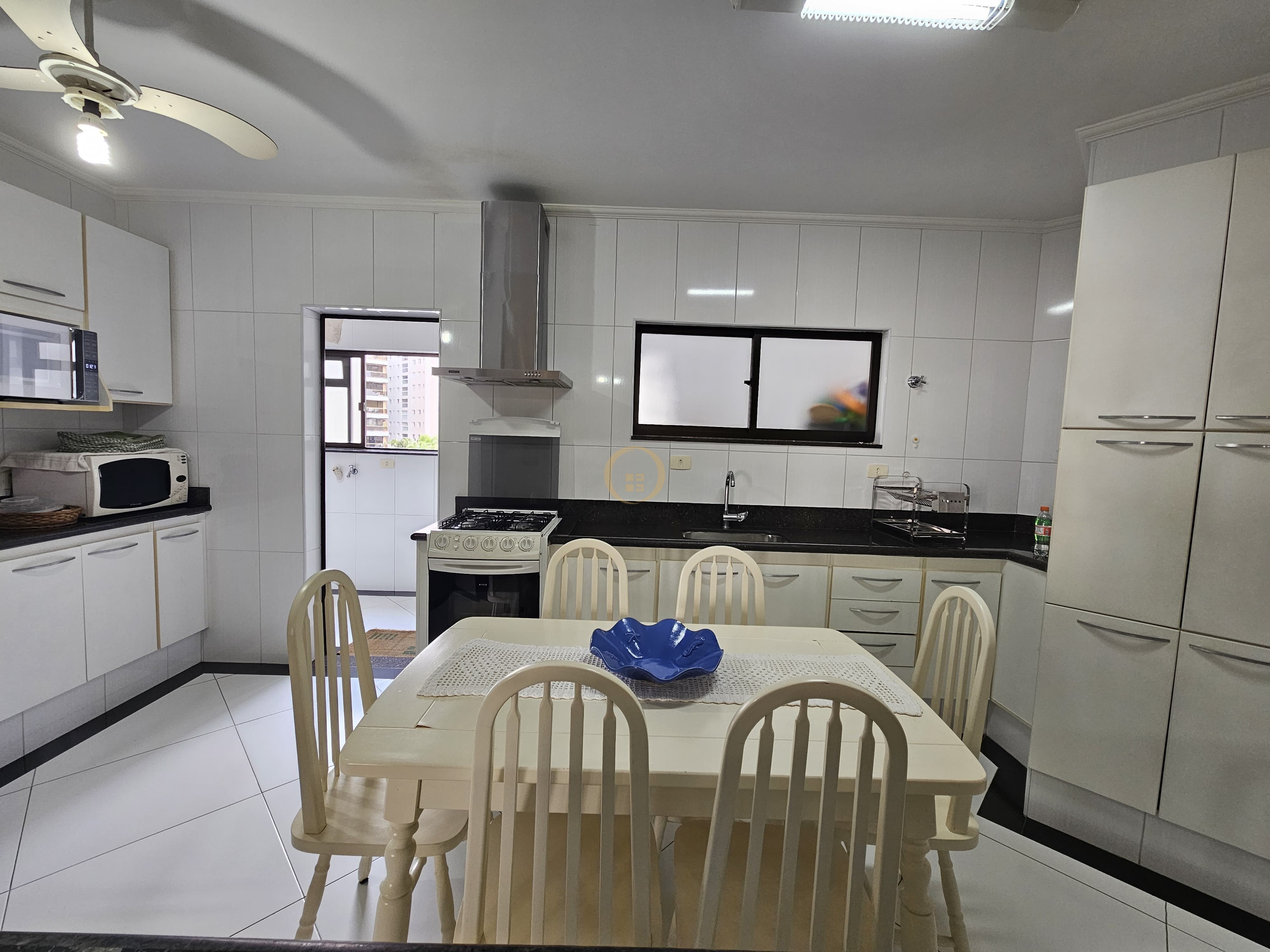 Apartamento na Praia das Pitangueiras, Guarujá - SP