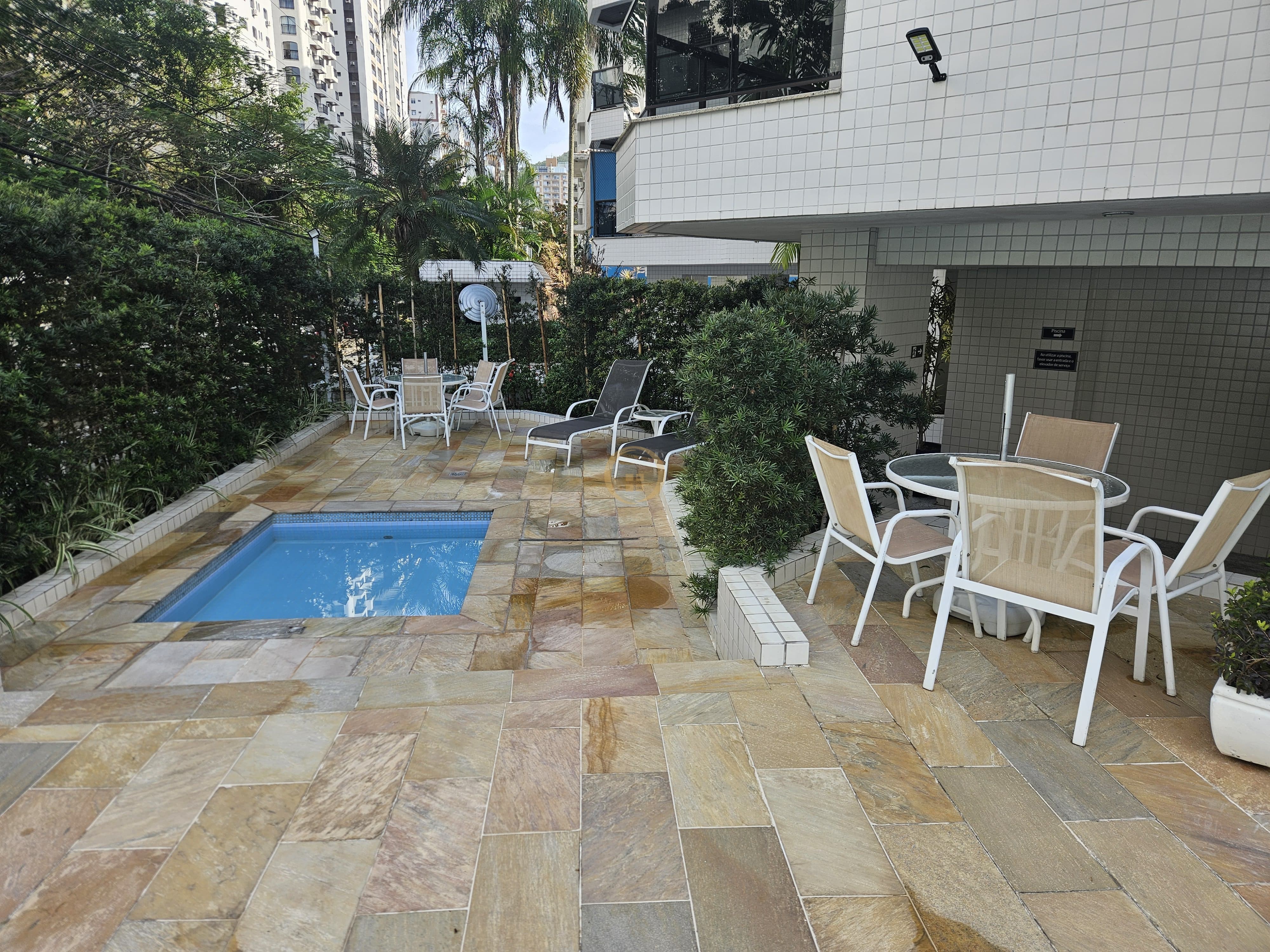 Apartamento na Praia das Pitangueiras, Guarujá - SP