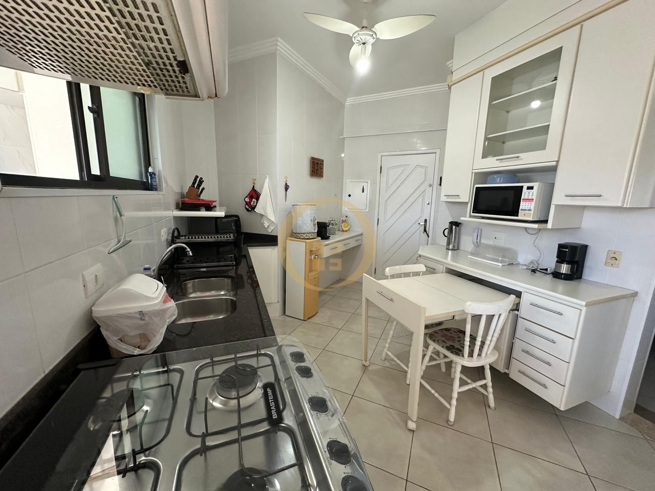 Apartamento na Praia das Pitangueiras, Guarujá - SP