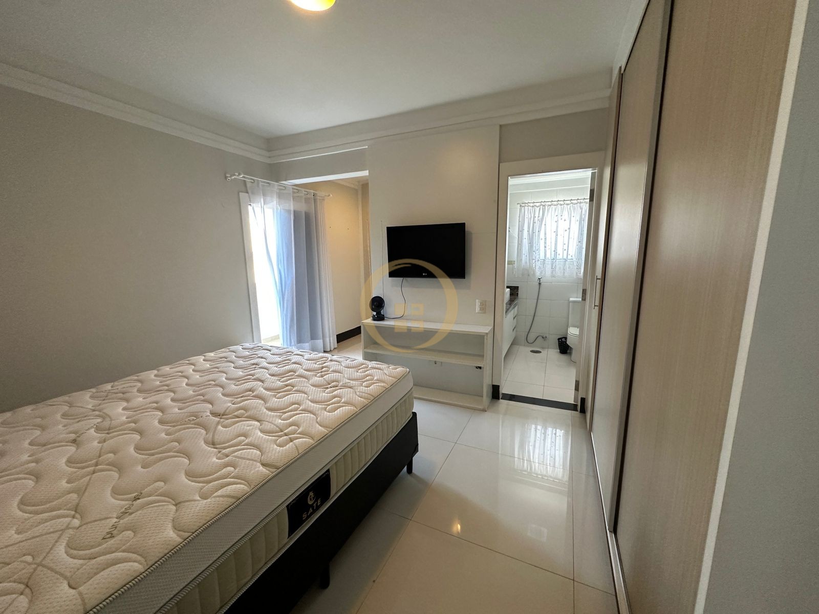 Apartamento na Praia das Pitangueiras, Guarujá - SP