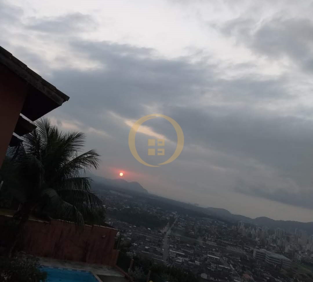 Casa em Condomínio na Praia da Enseada, Guarujá - SP