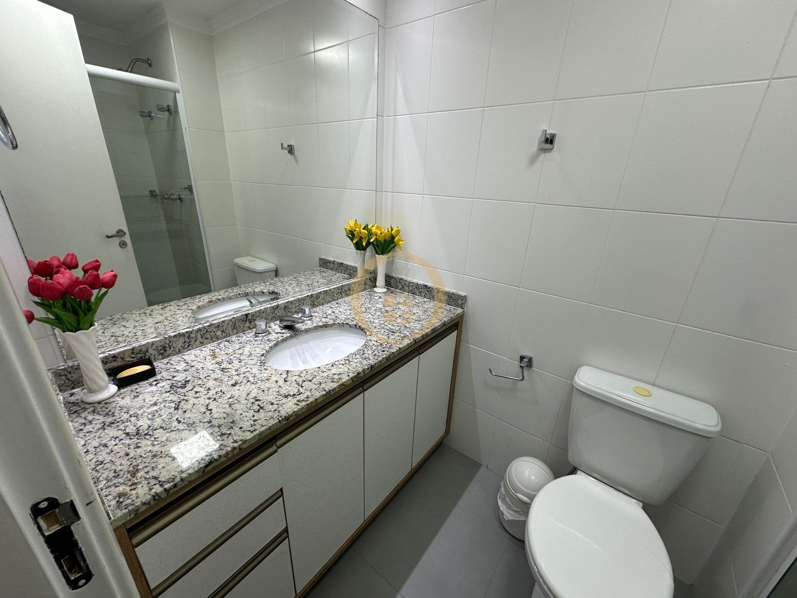 Apartamento na Praia das Pitangueiras, Guarujá - SP