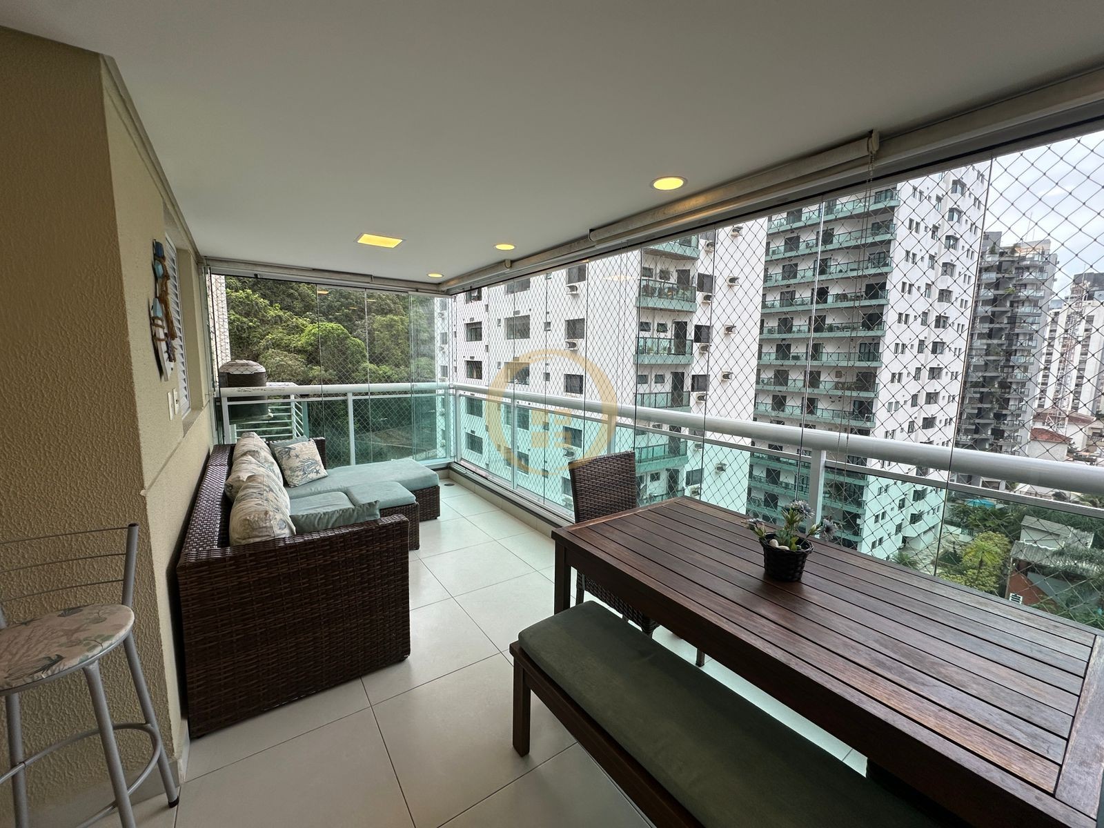 Apartamento na Praia das Pitangueiras, Guarujá - SP