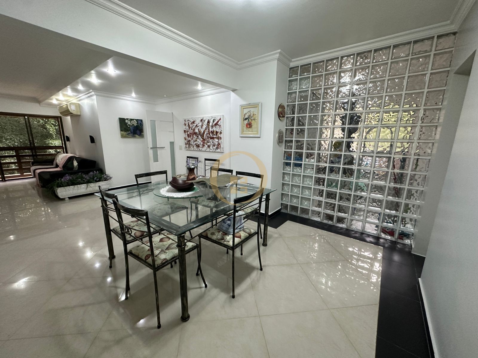 Apartamento na Praia das Pitangueiras, Guarujá - SP