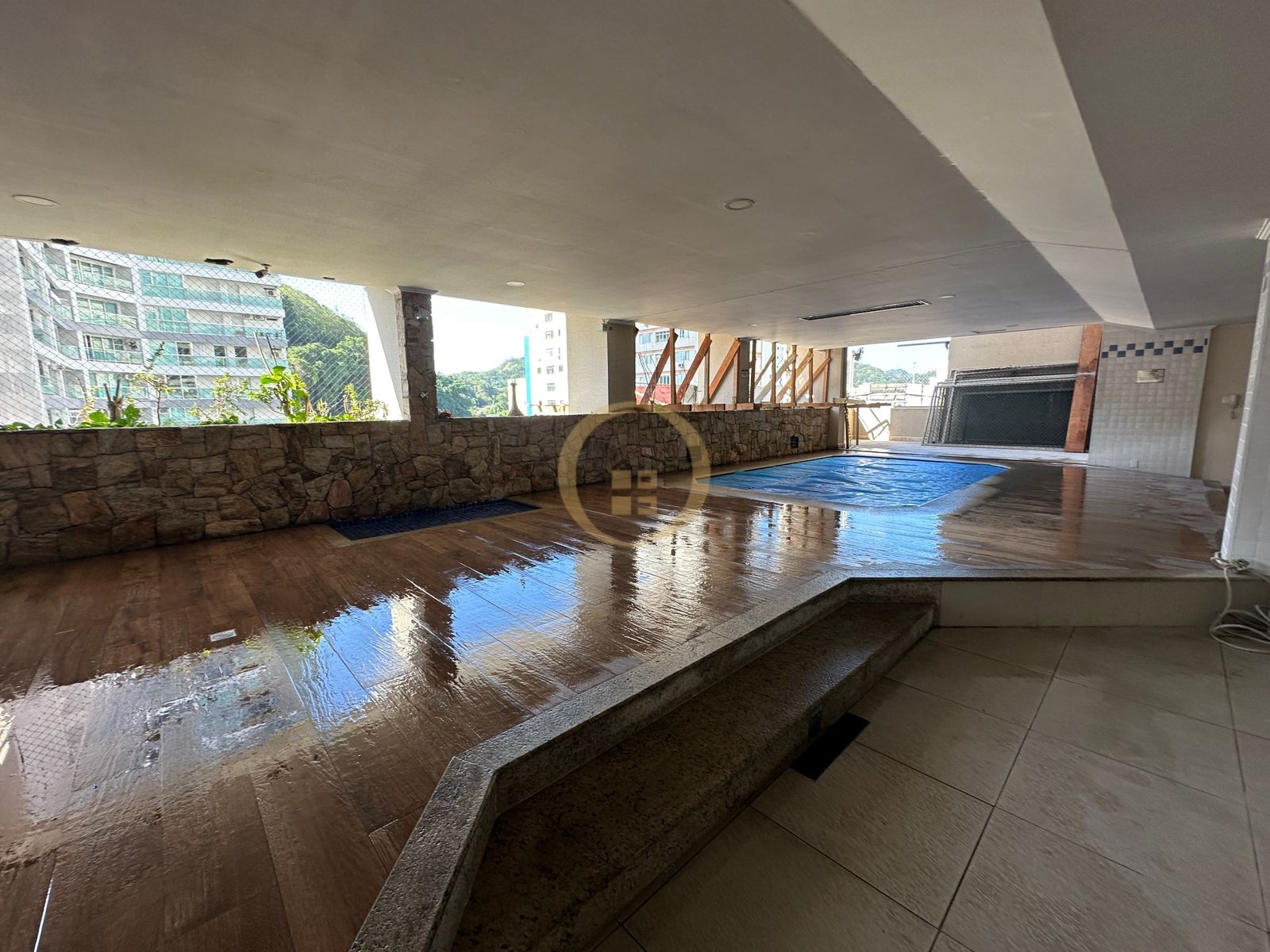 Apartamento na Praia das Pitangueiras, Guarujá - SP