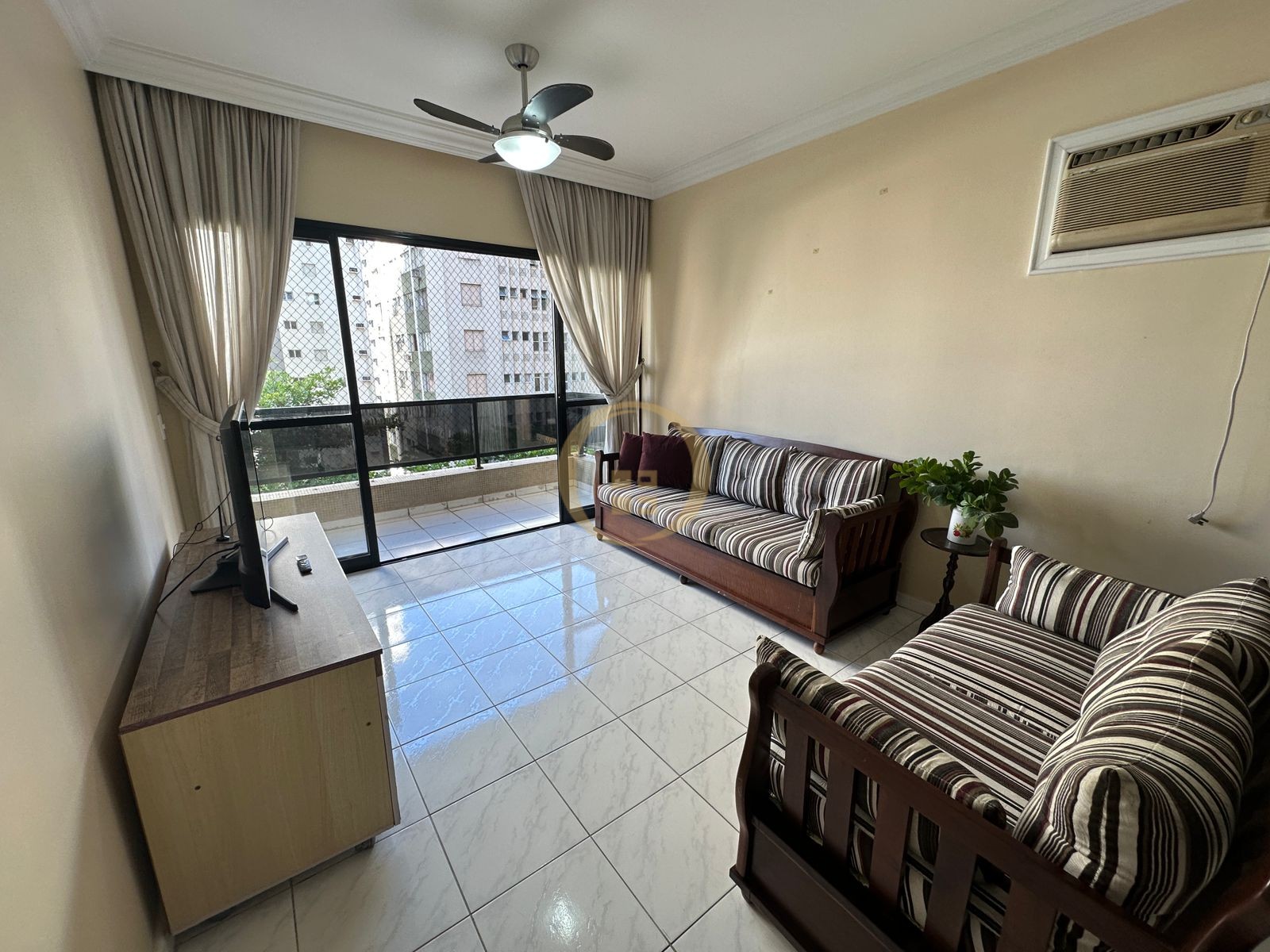 Apartamento na Praia das Pitangueiras, Guarujá - SP