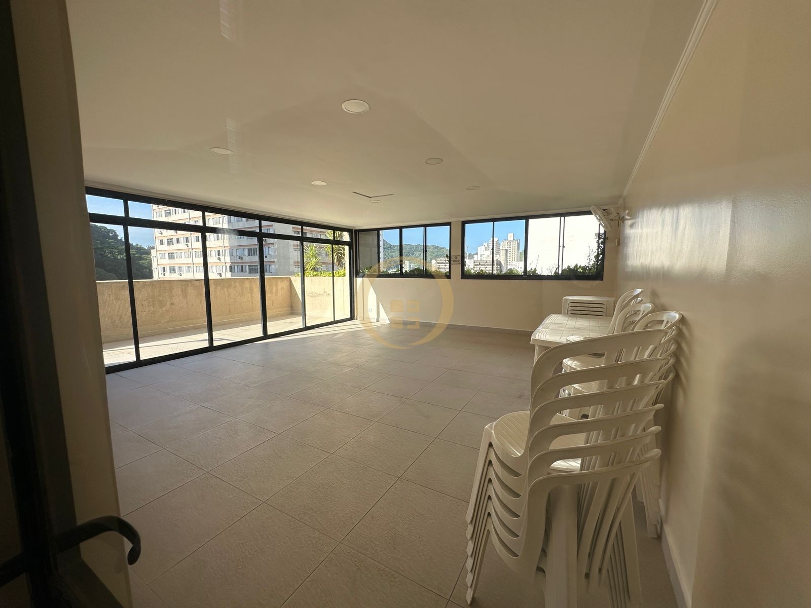 Apartamento na Praia das Pitangueiras, Guarujá - SP