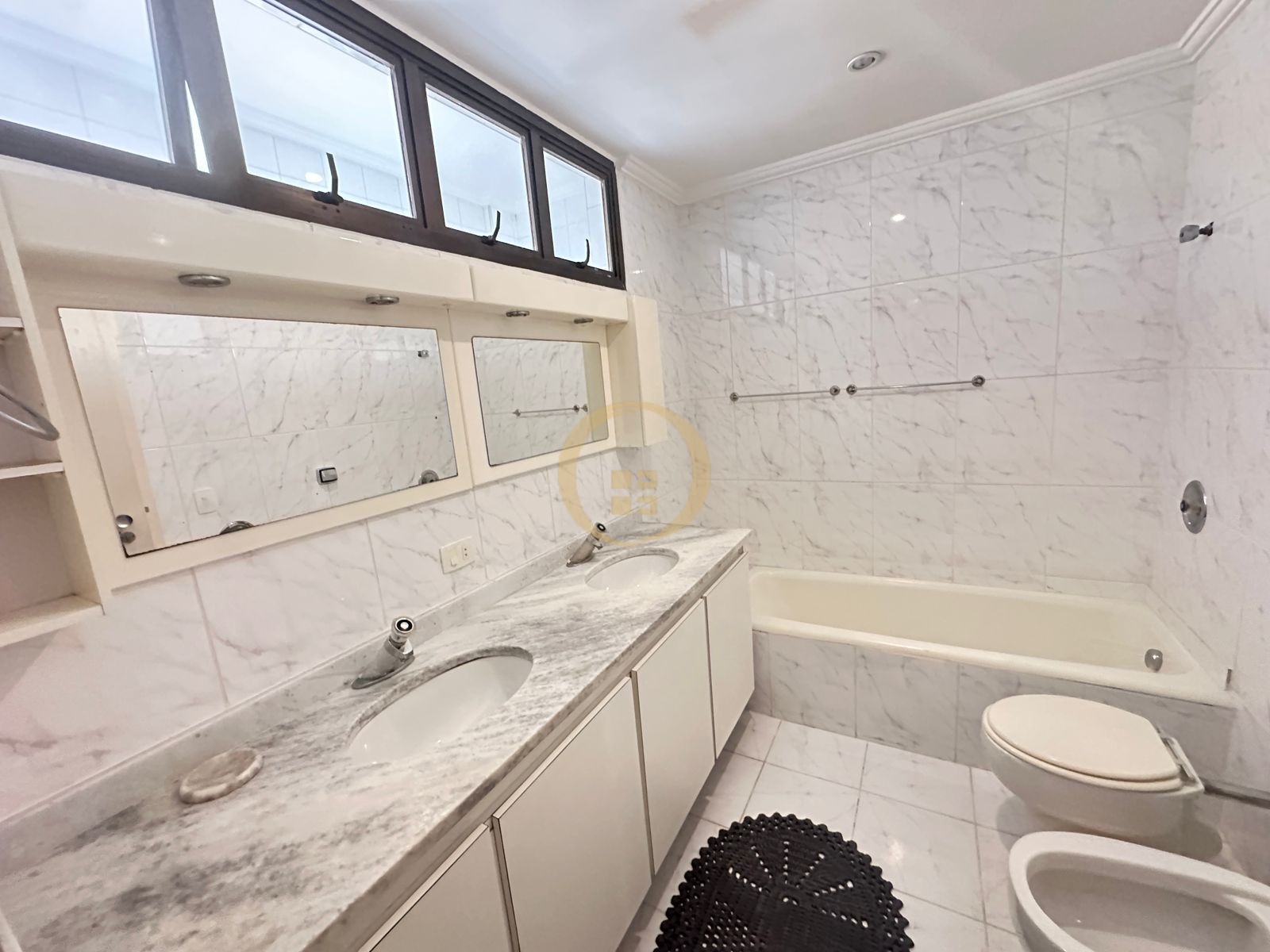 Apartamento Frente ao Mar nas Pitangueiras, Guarujá - SP