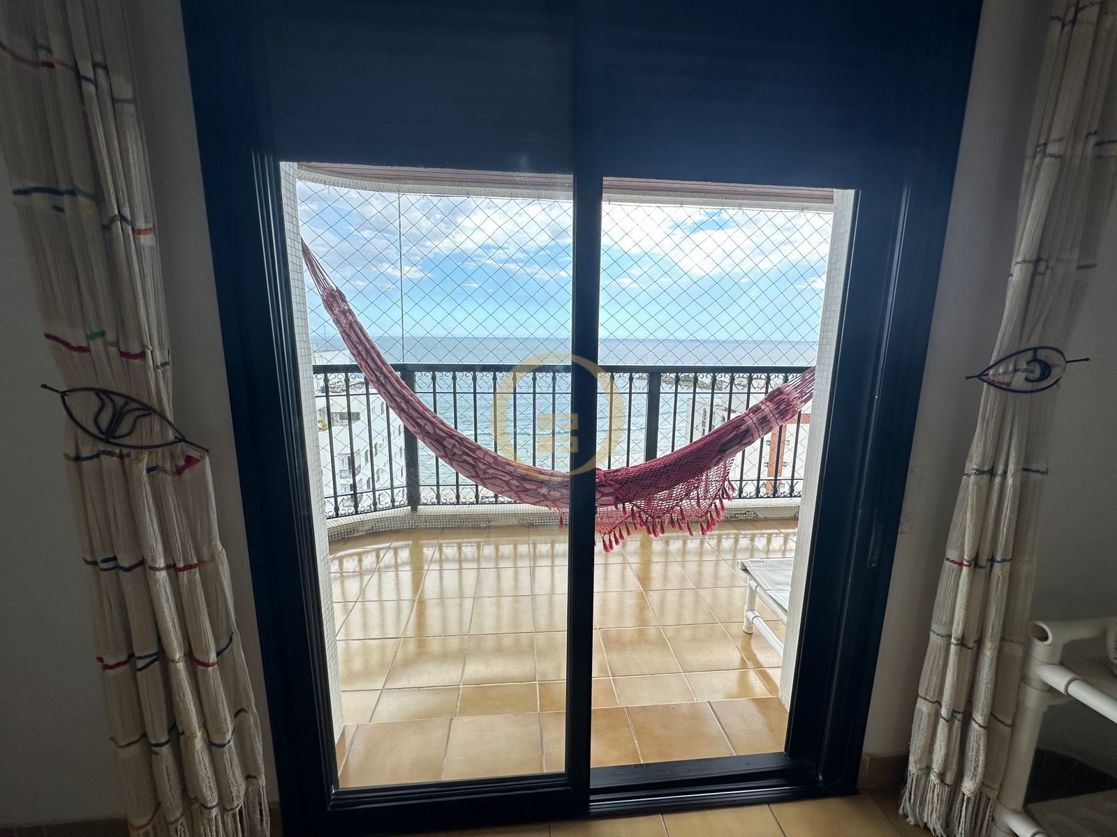 Apartamento na Praia das Pitangueiras, Guarujá - SP