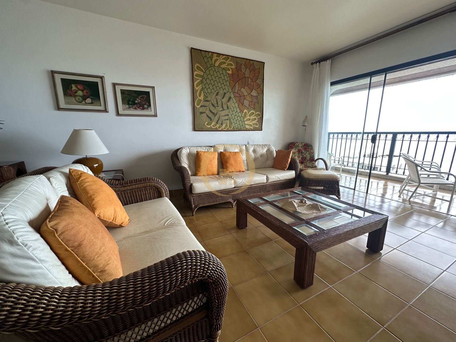 Apartamento na Praia das Pitangueiras, Guarujá - SP