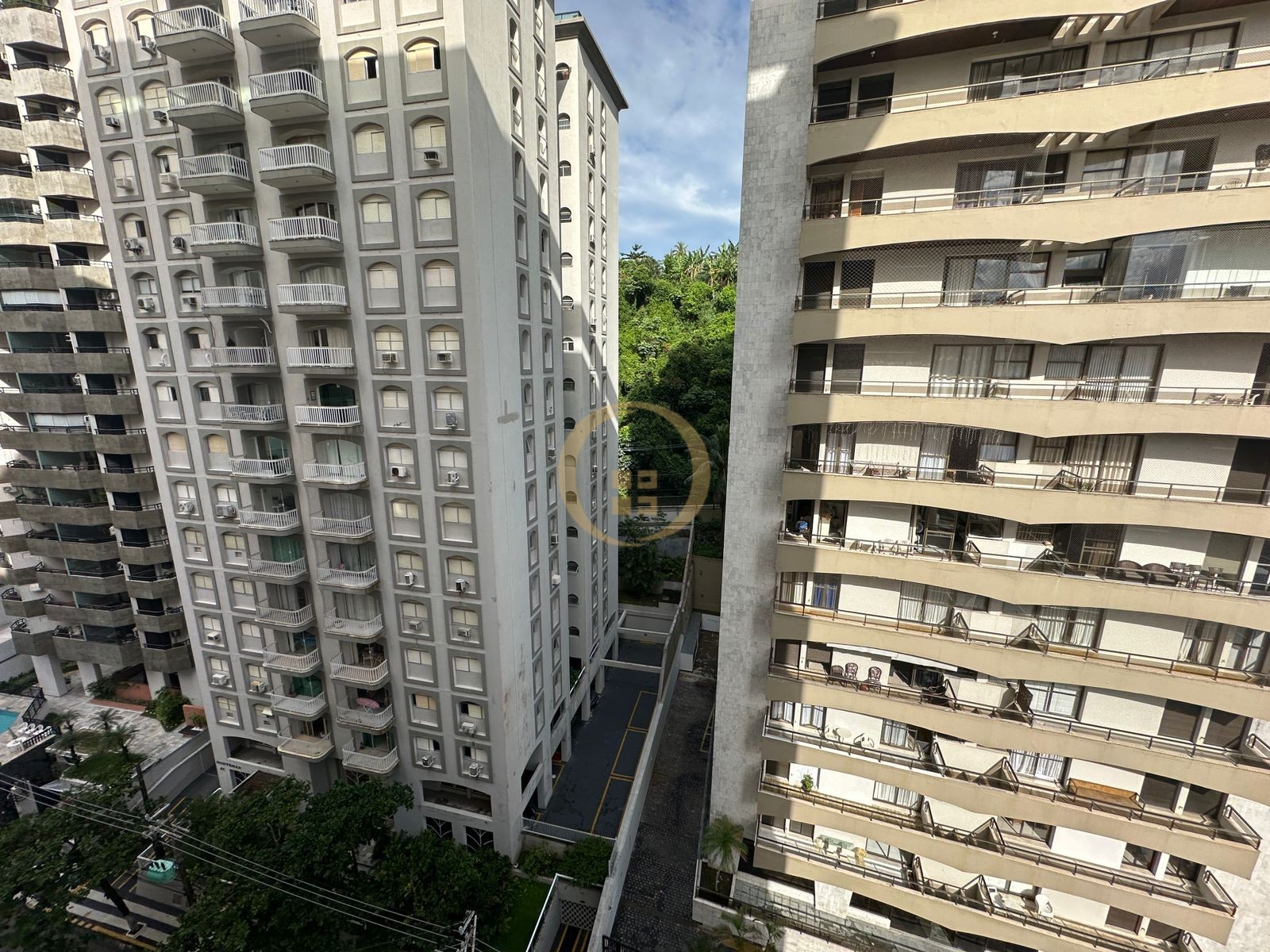 Apartamento na Praia das Pitangueiras, Guarujá - SP