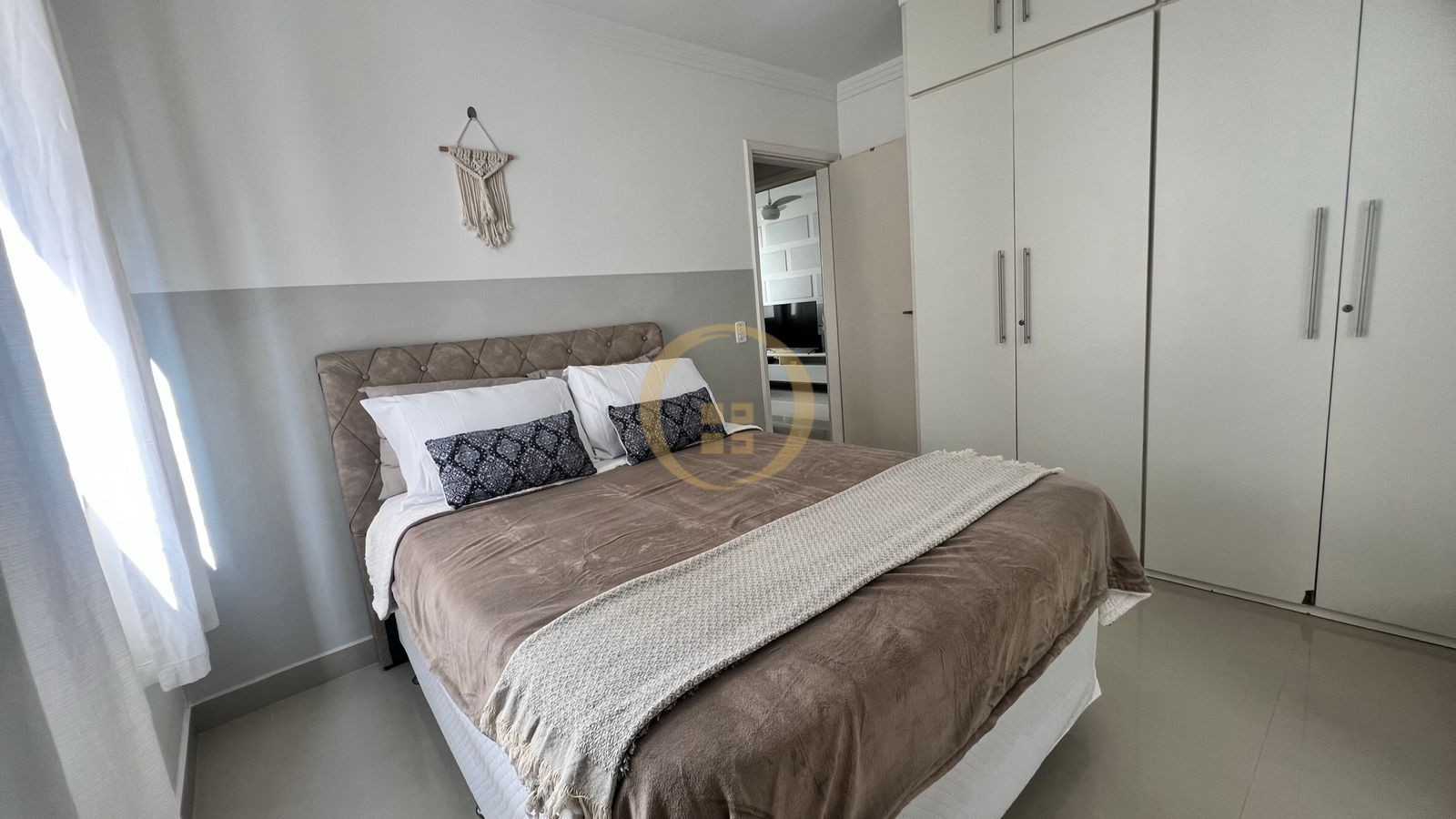 Apartamento na Praia das Pitangueiras, Guarujá - SP