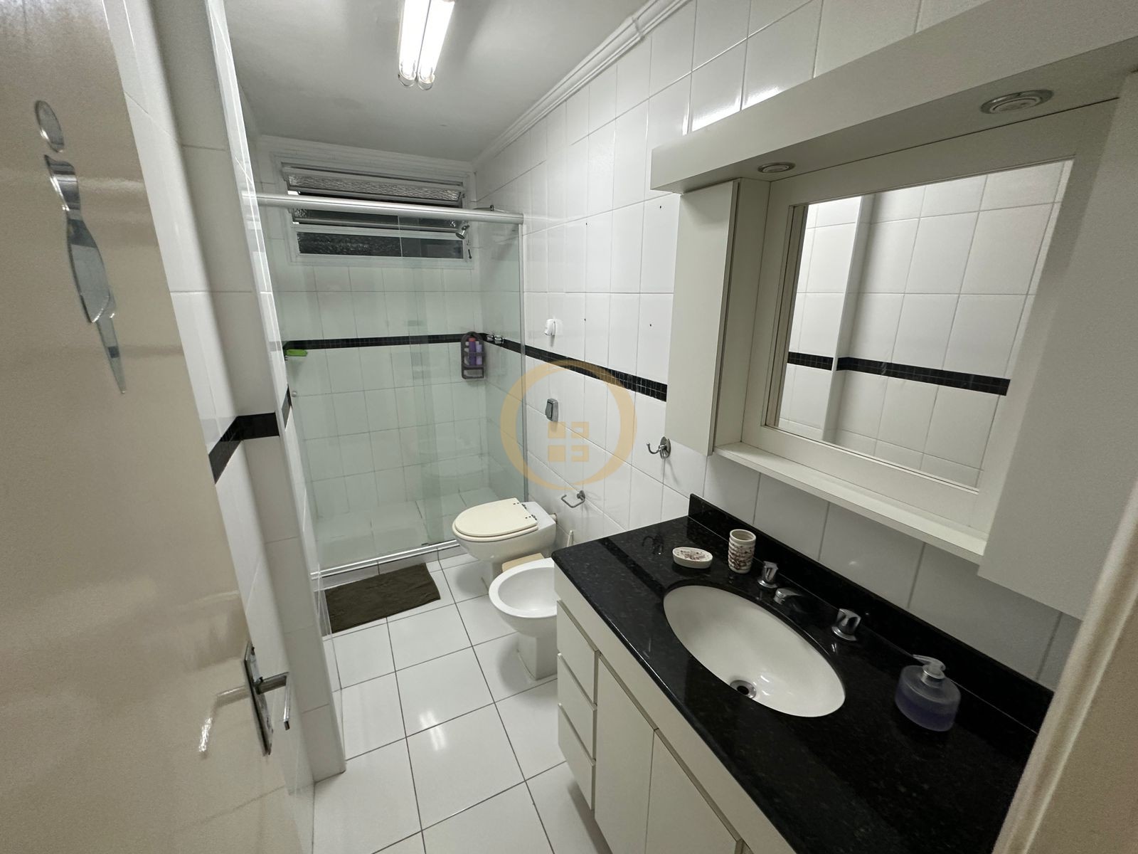 Apartamento na Praia das Pitangueiras, Guarujá - SP
