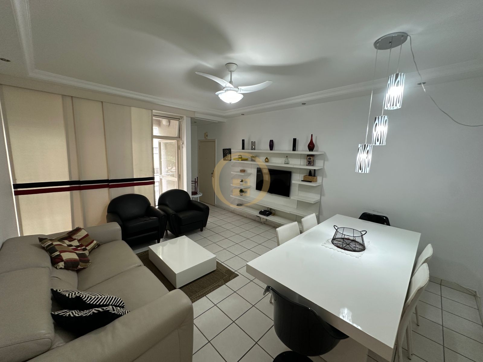Apartamento na Praia das Pitangueiras, Guarujá - SP