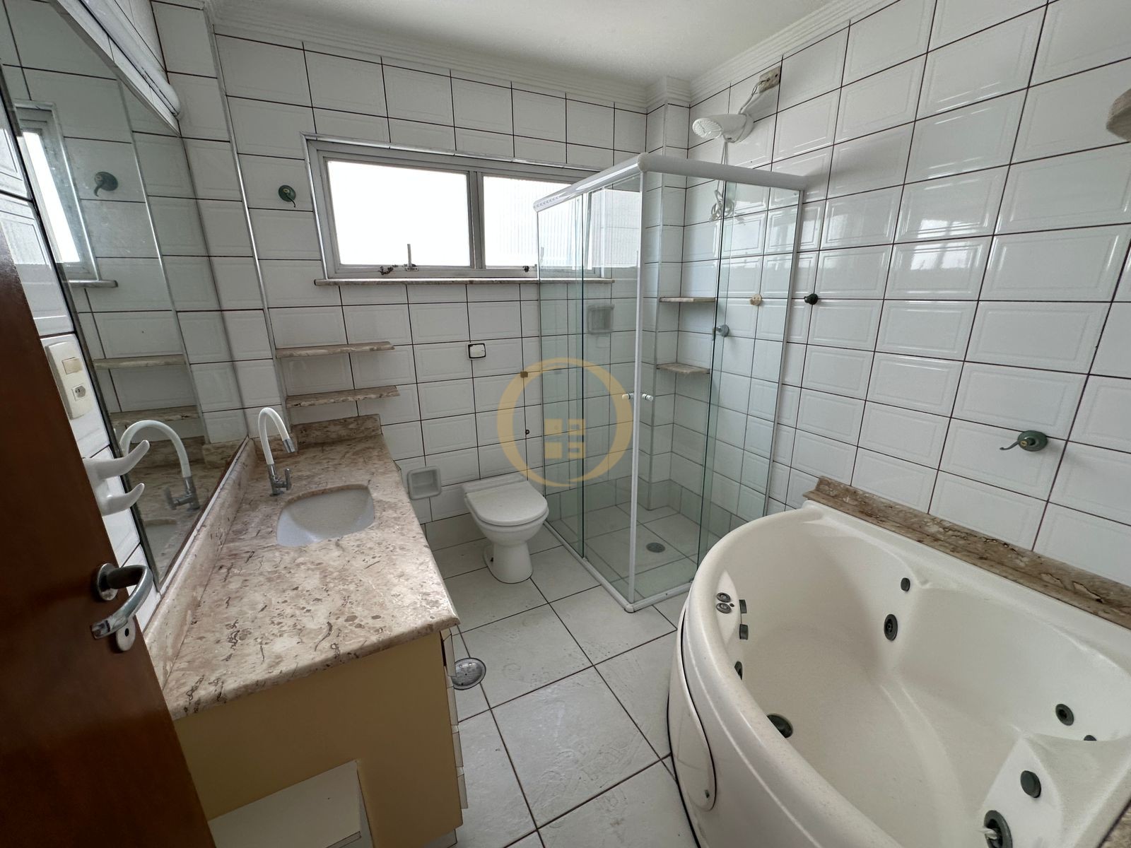 Apartamento à 50 Metros da Praia da Pitangueiras, Guarujá-SP