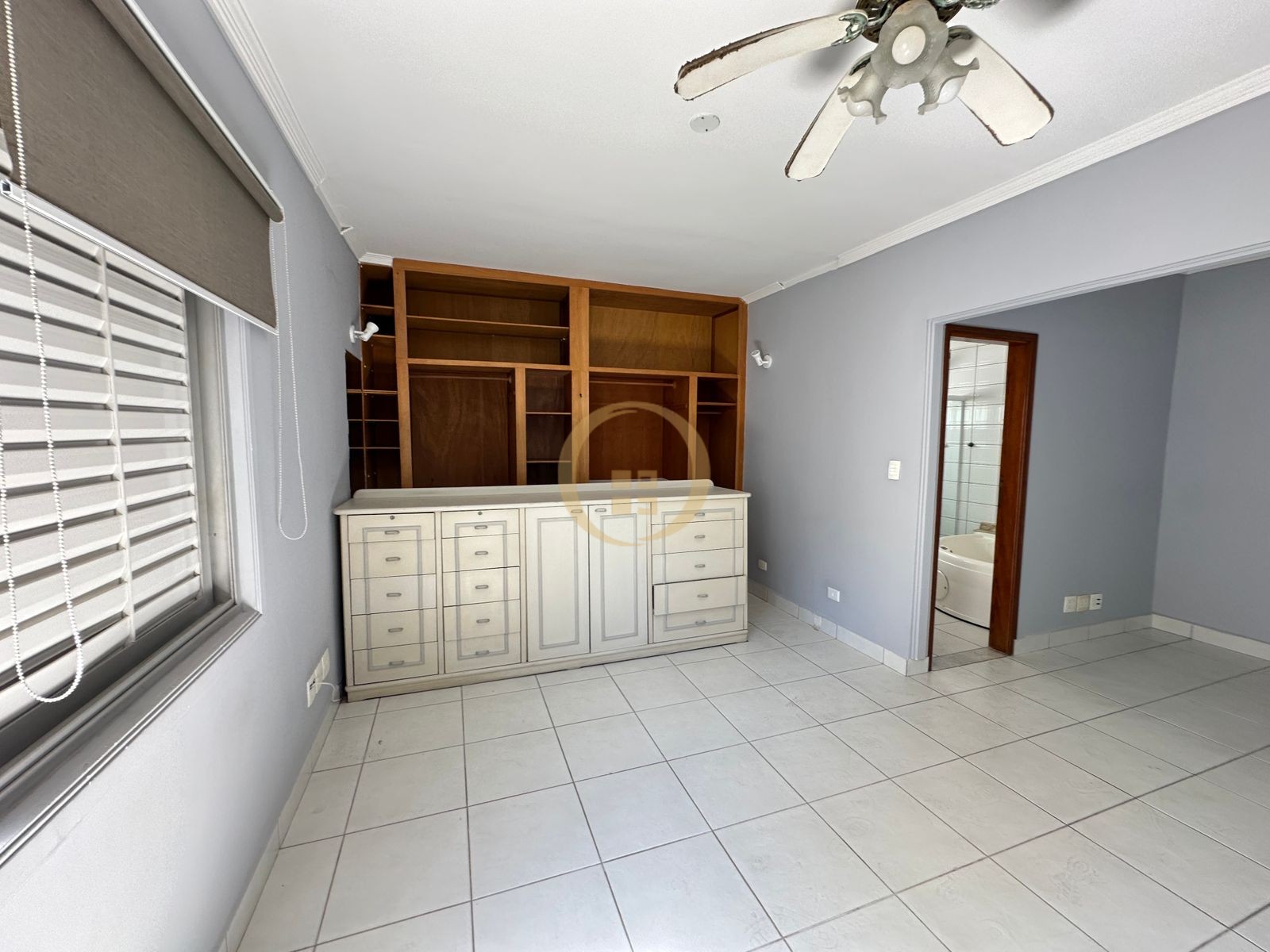 Apartamento à 50 Metros da Praia da Pitangueiras, Guarujá-SP