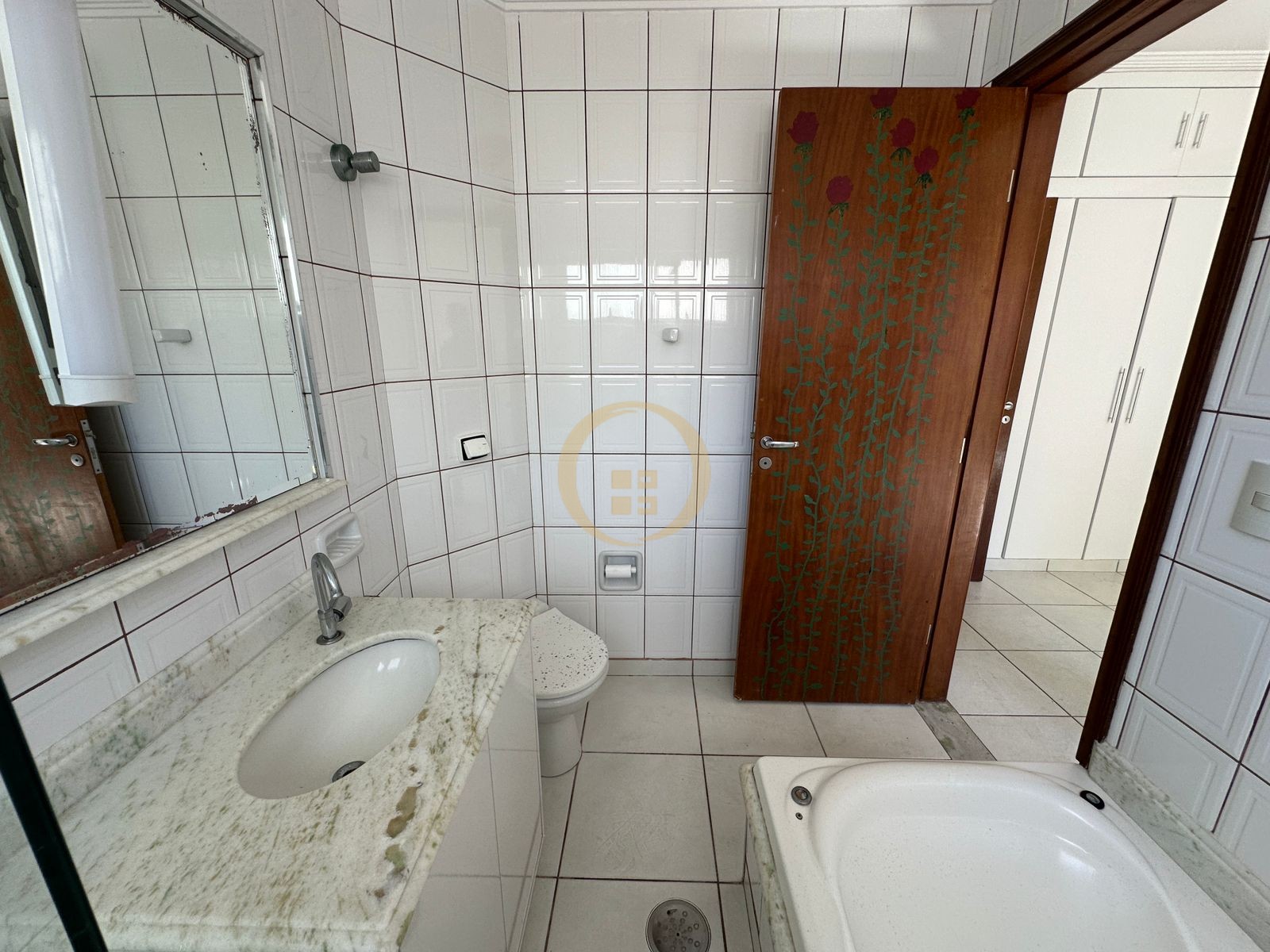 Apartamento à 50 Metros da Praia da Pitangueiras, Guarujá-SP