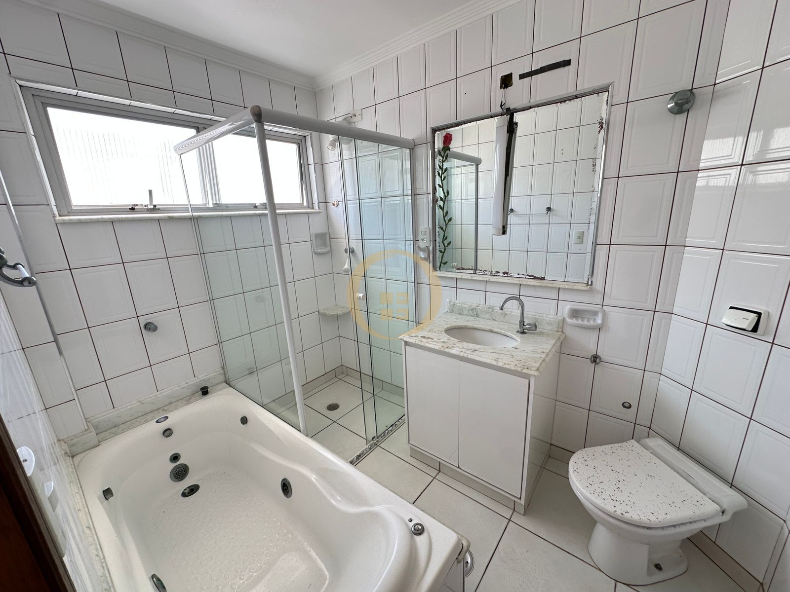 Apartamento à 50 Metros da Praia da Pitangueiras, Guarujá-SP