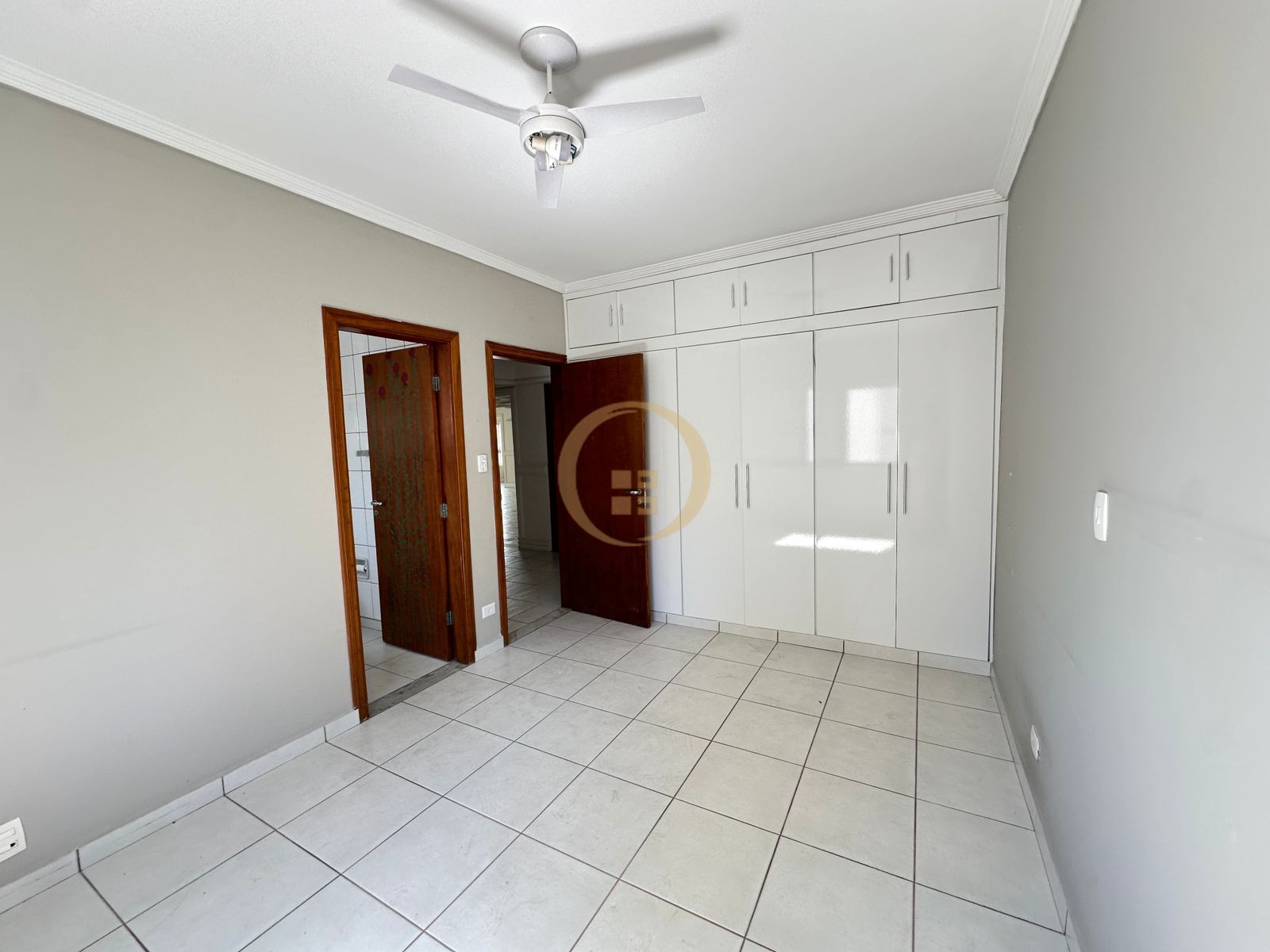 Apartamento à 50 Metros da Praia da Pitangueiras, Guarujá-SP