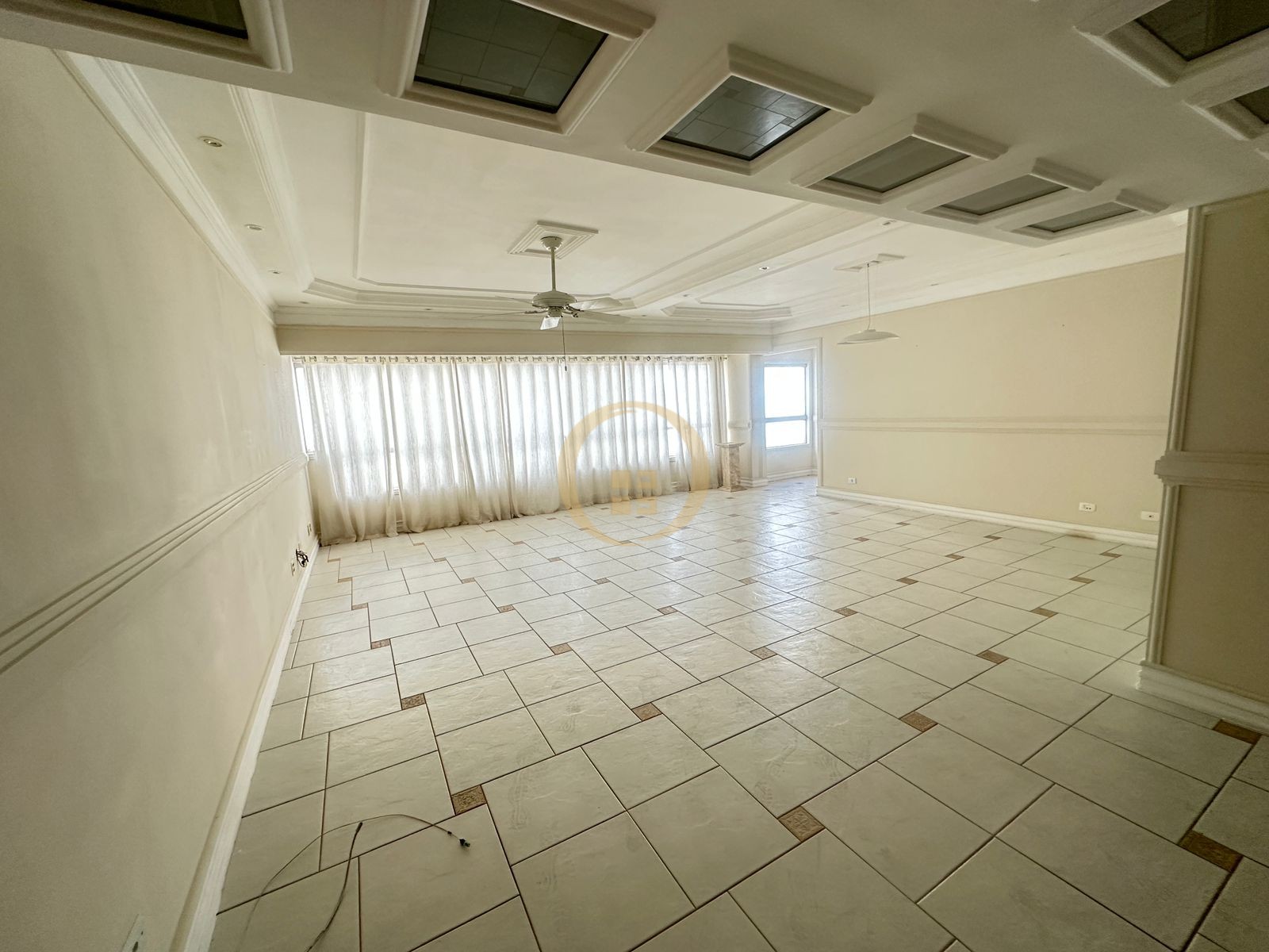 Apartamento à 50 Metros da Praia da Pitangueiras, Guarujá-SP