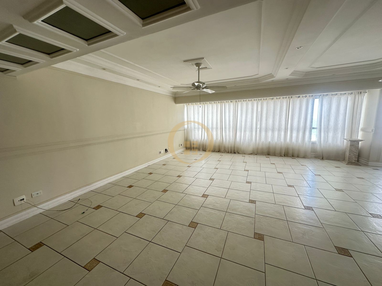 Apartamento à 50 Metros da Praia da Pitangueiras, Guarujá-SP