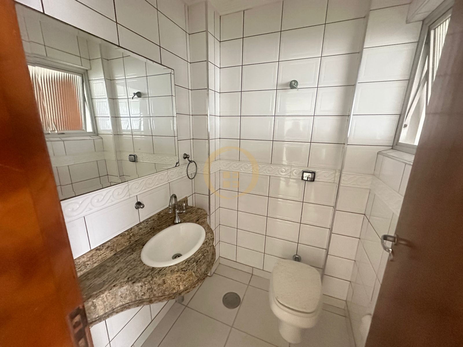 Apartamento à 50 Metros da Praia da Pitangueiras, Guarujá-SP