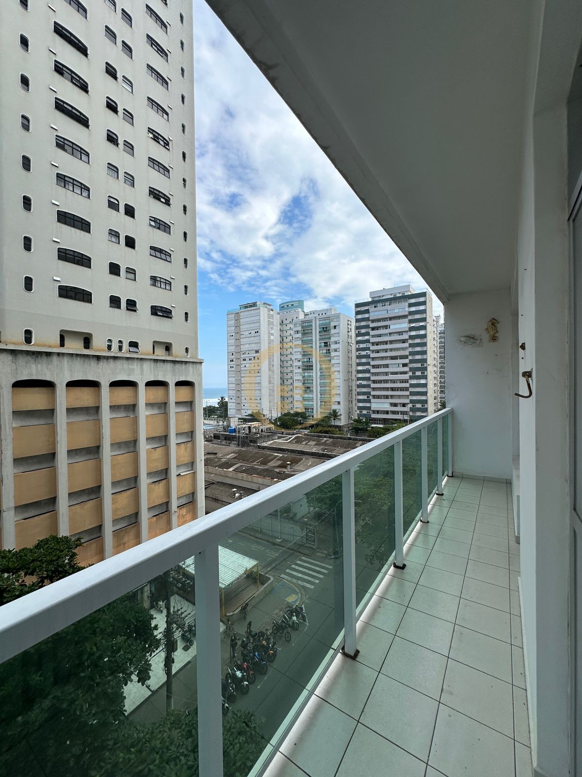 Apartamento à 100 Metros da Praia da Pitangueiras, Guarujá-S