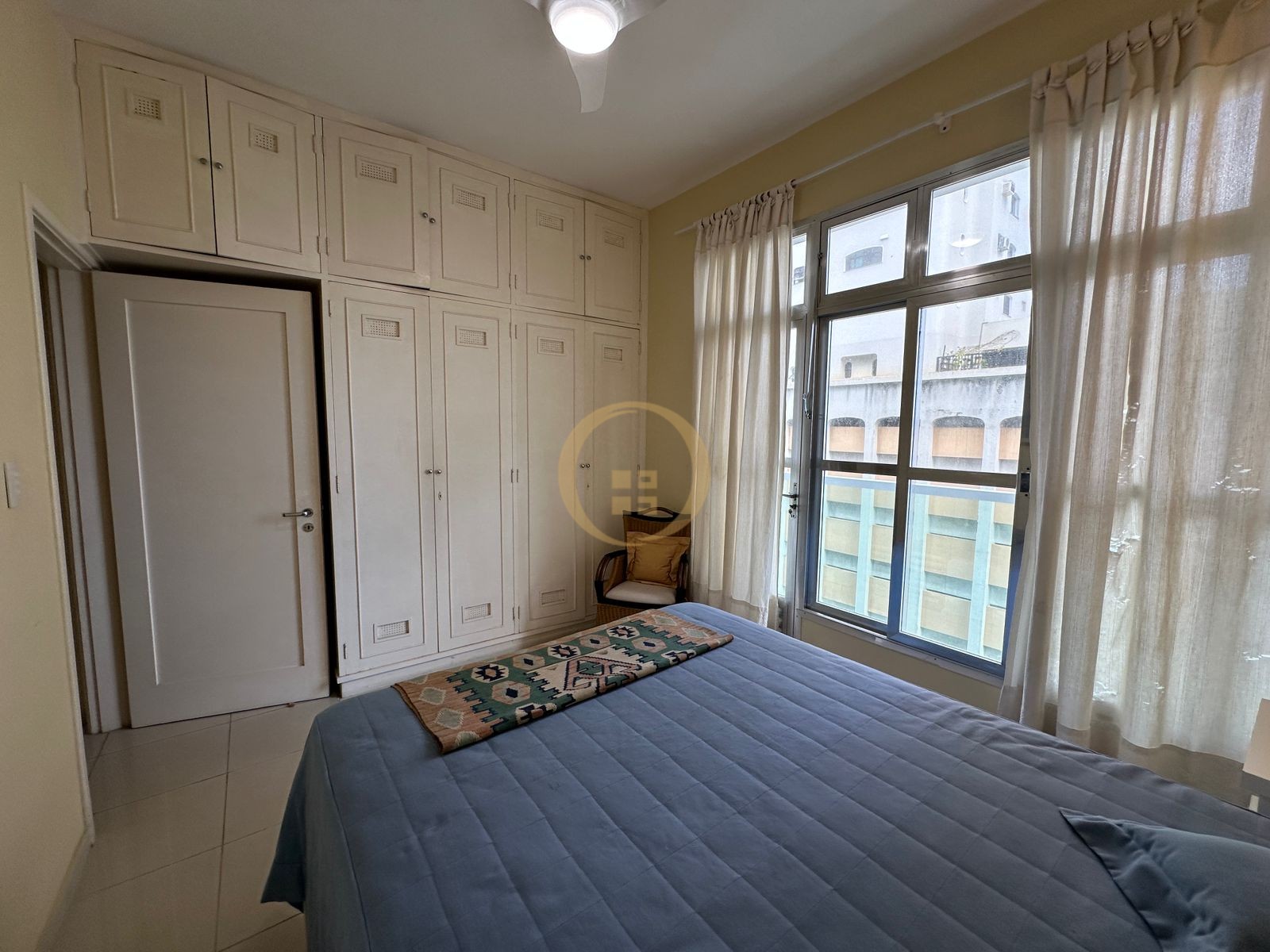 Apartamento à 100 Metros da Praia da Pitangueiras, Guarujá-S