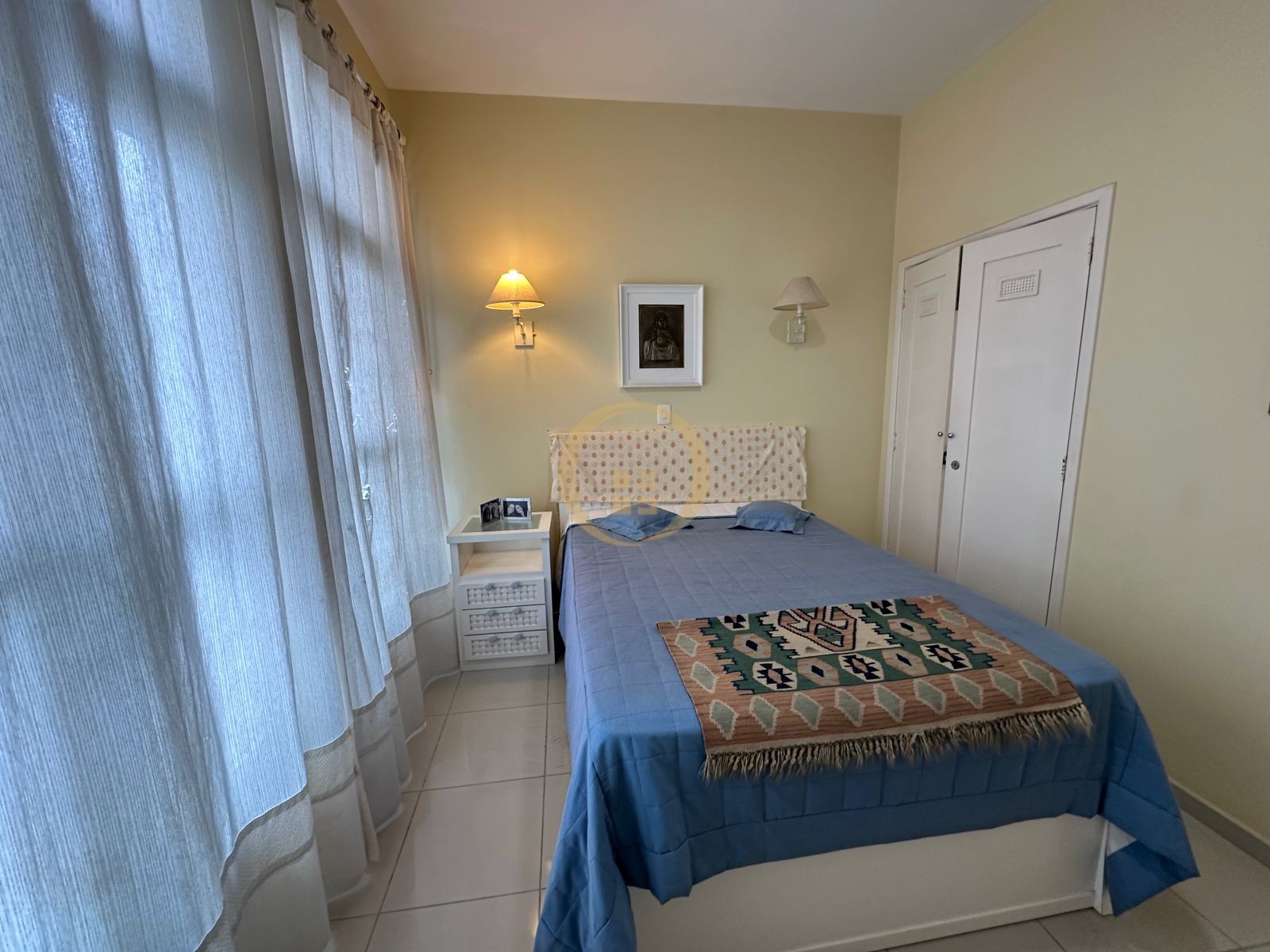 Apartamento à 100 Metros da Praia da Pitangueiras, Guarujá-S