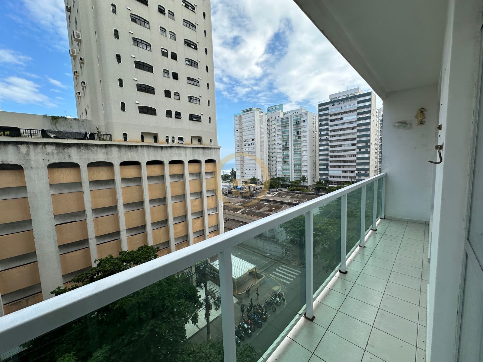 Apartamento à 100 Metros da Praia da Pitangueiras, Guarujá-S