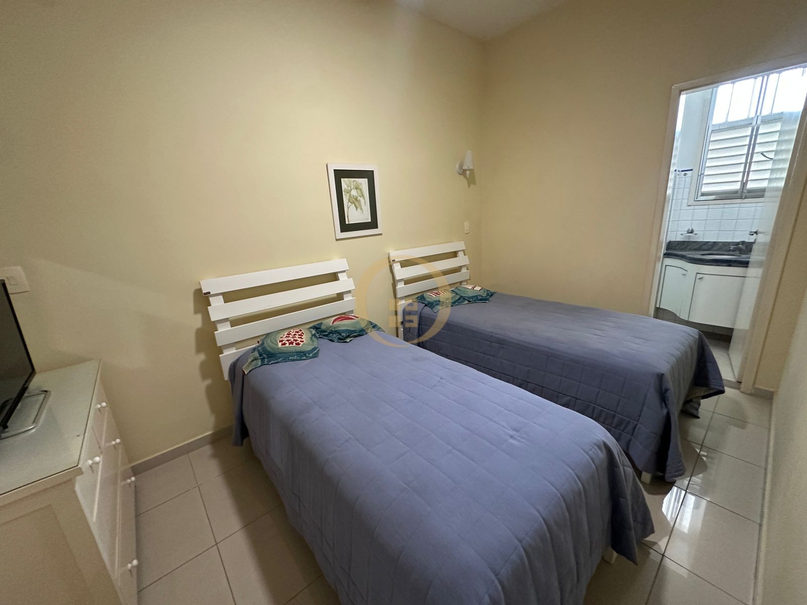 Apartamento à 100 Metros da Praia da Pitangueiras, Guarujá-S