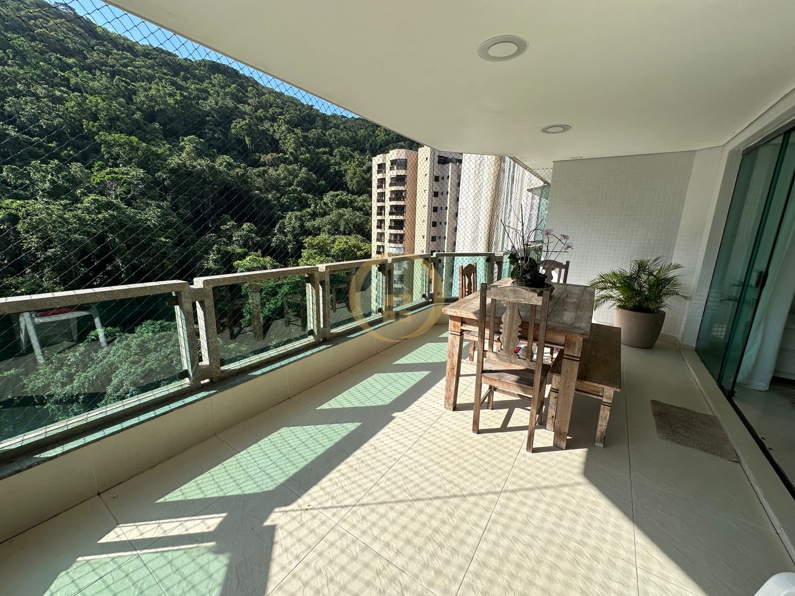 Apartamento na Praia da Pitangueiras, Guarujá - SP