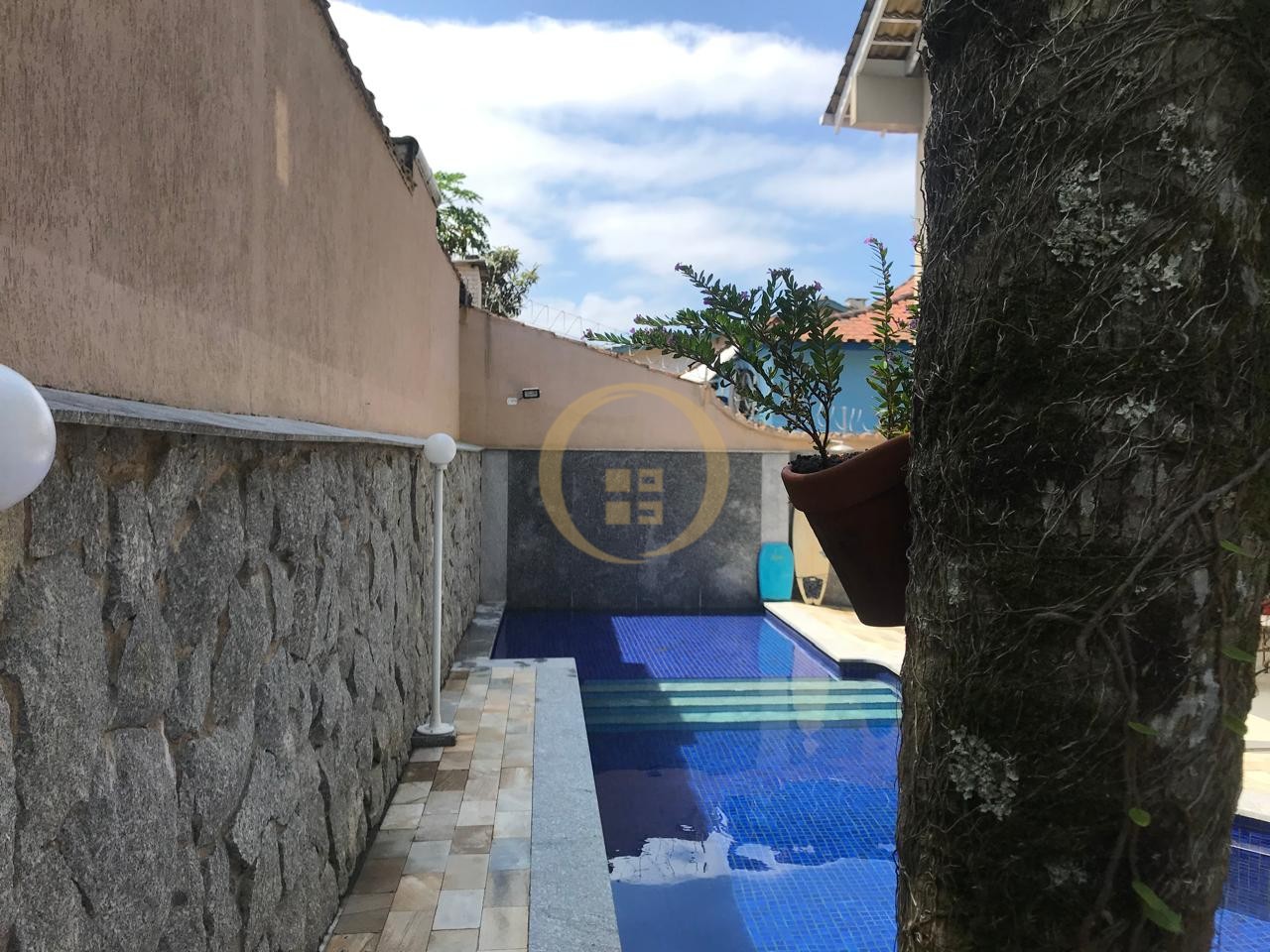 Casa Duplex à Venda no Guaiuba - Guarujá