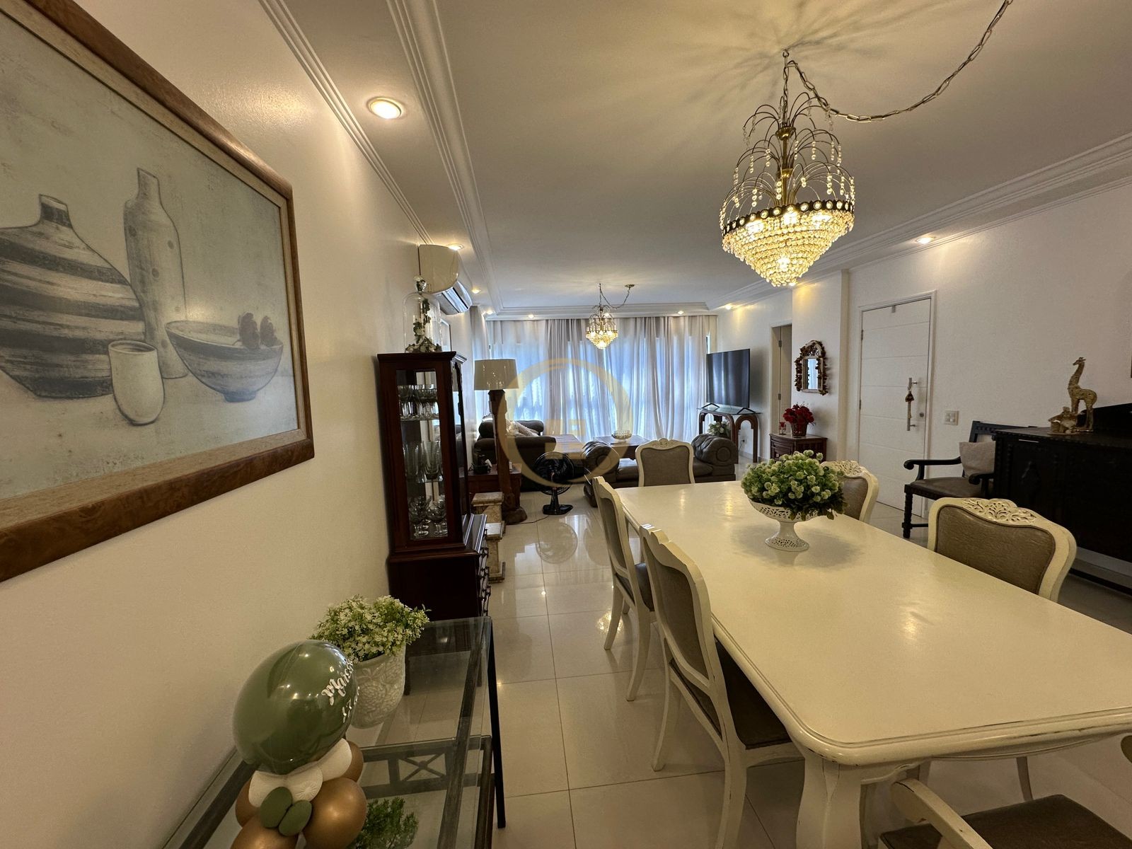 Apartamento na Praia das Pitangueiras, Guarujá - SP