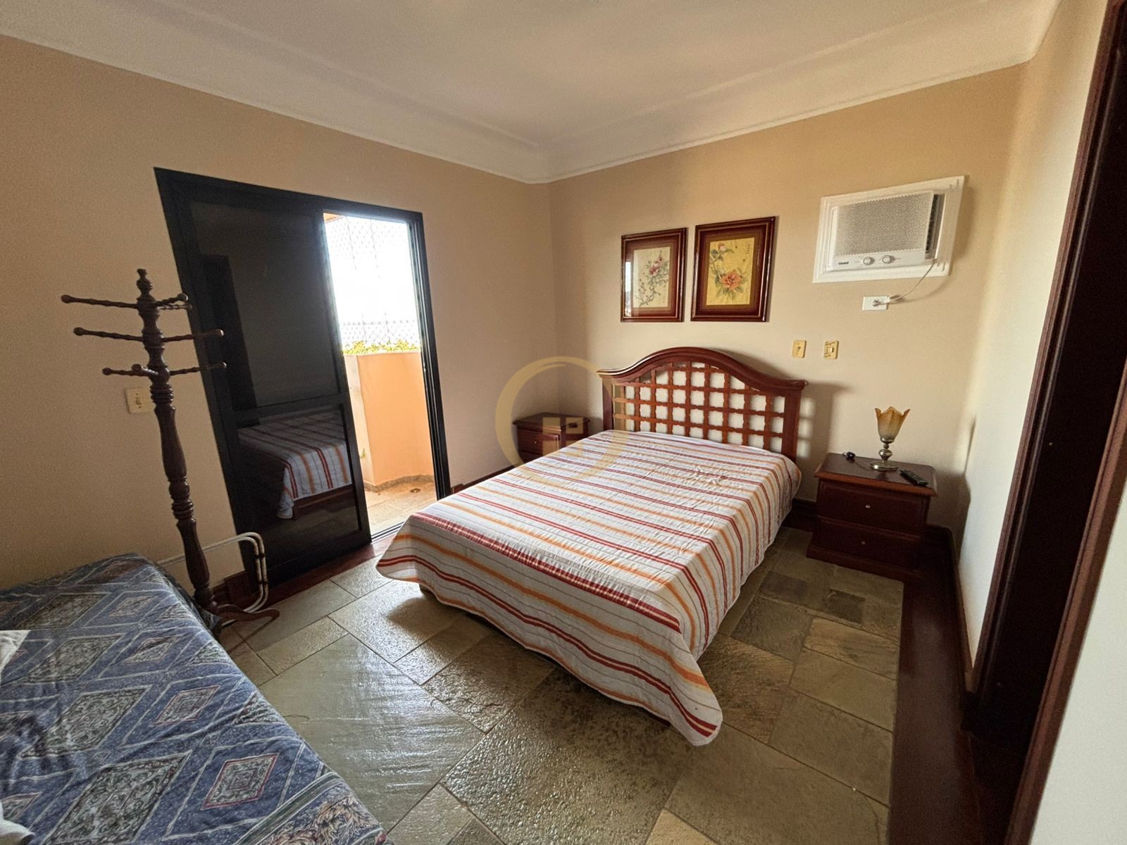 Apartamento na Praia da Enseada, Guarujá - SP
