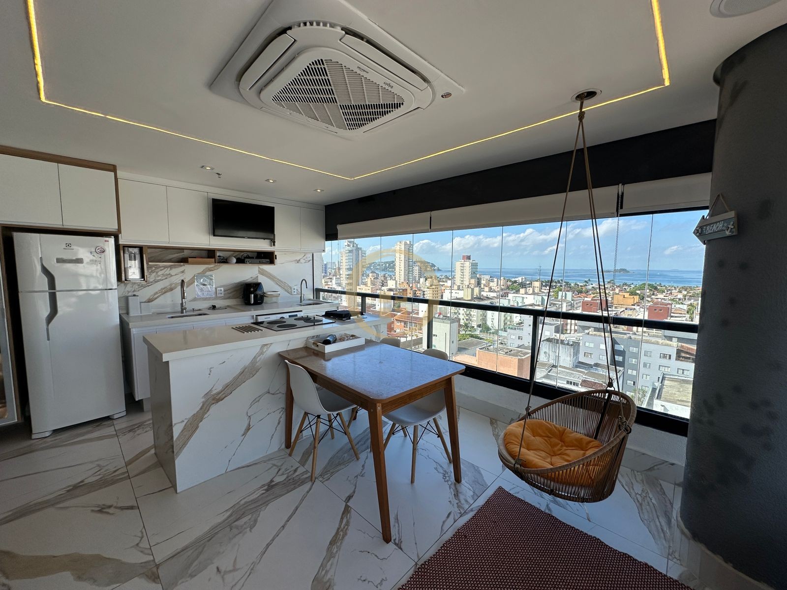 Apartamento na Praia da Enseada, Guarujá - SP