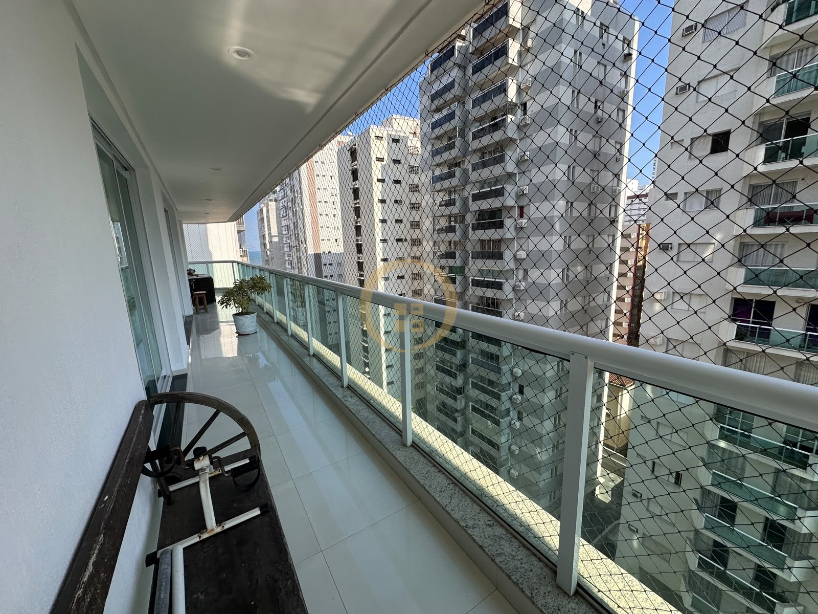 Apartamento na Praia das Pitangueiras, Guarujá - SP